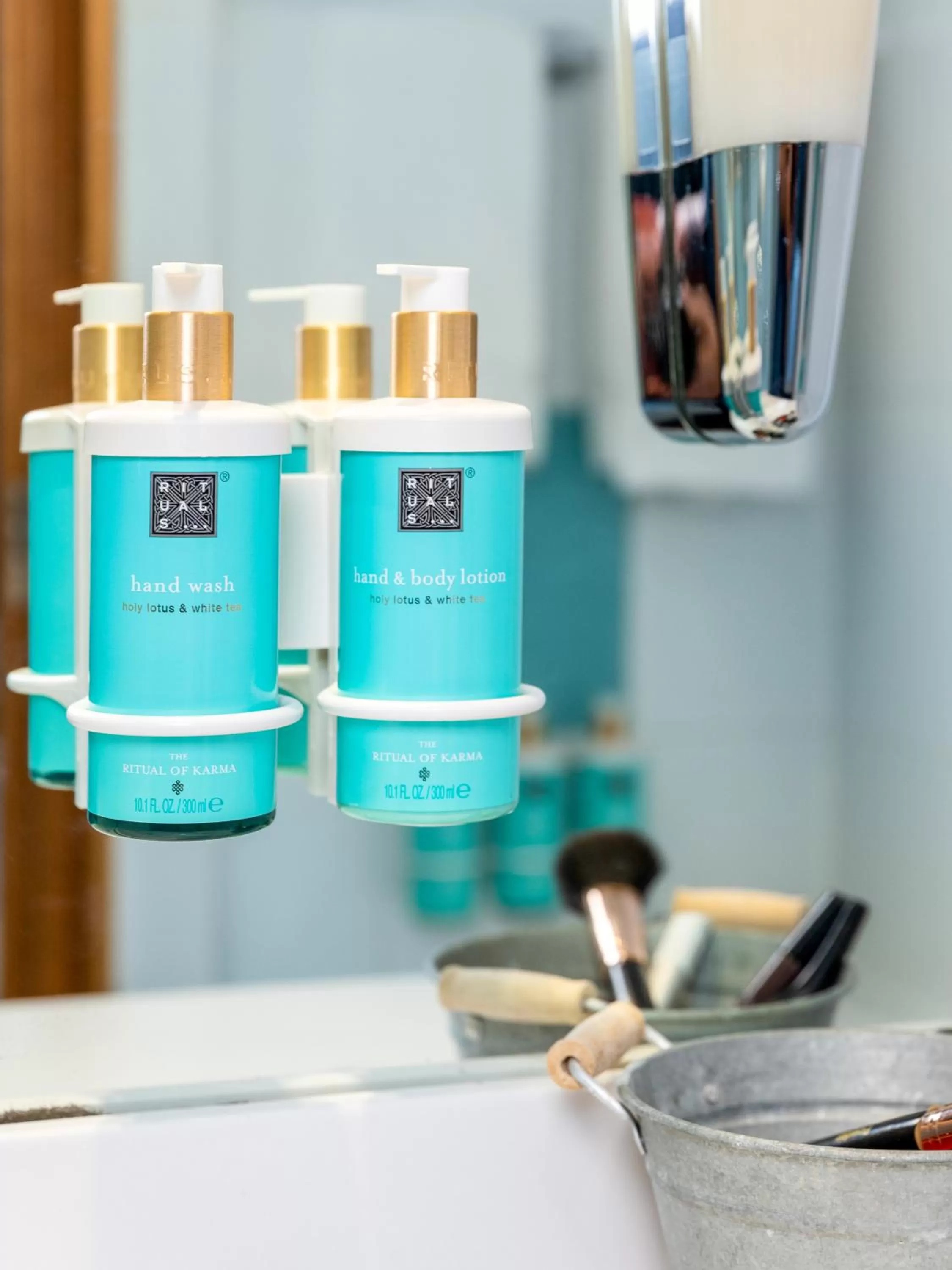 Bathroom in Novotel Orléans Chemins De Sologne Demeures De Campagne