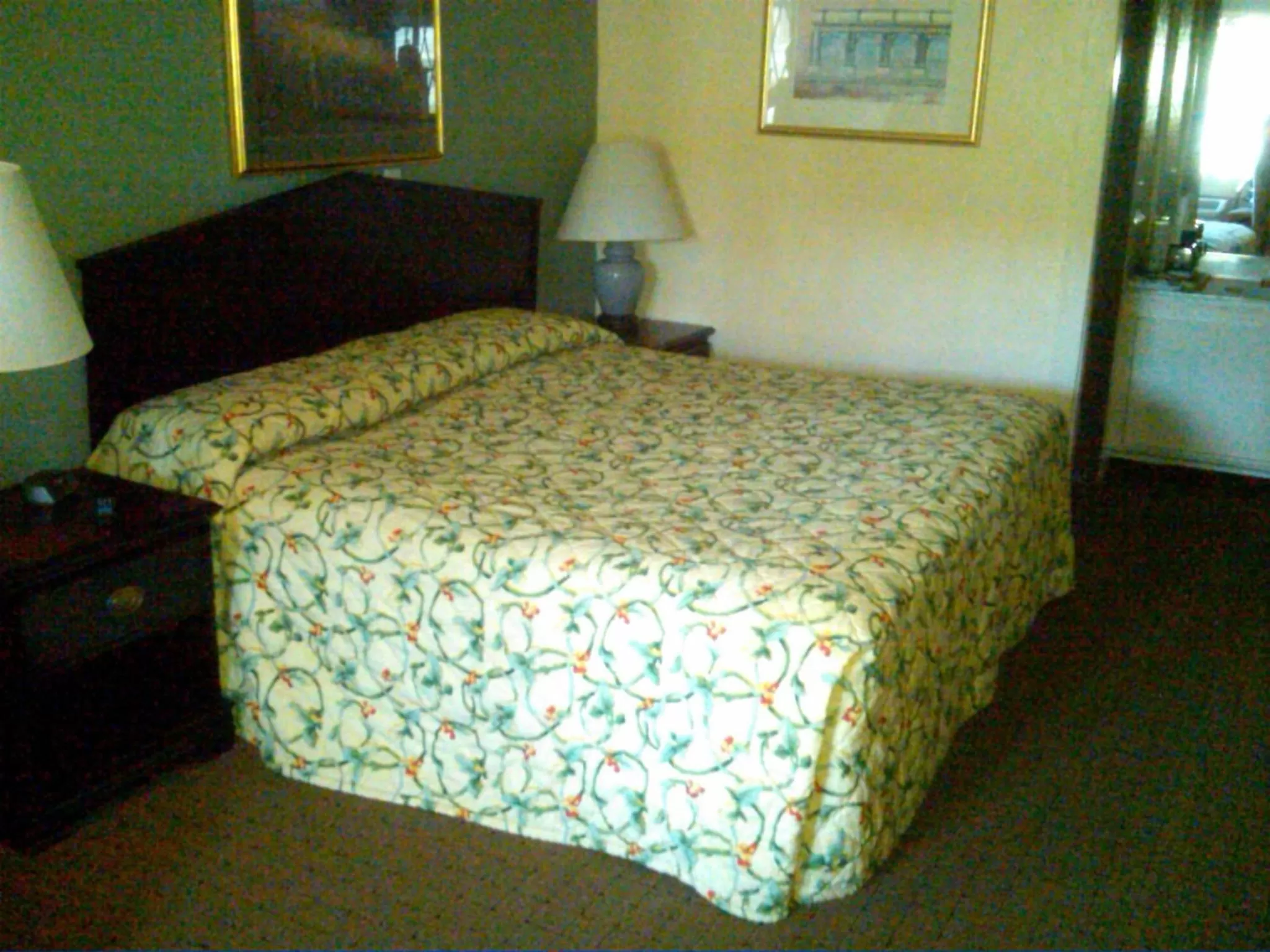 Bedroom, Bed in Knights Inn - Battle Creek