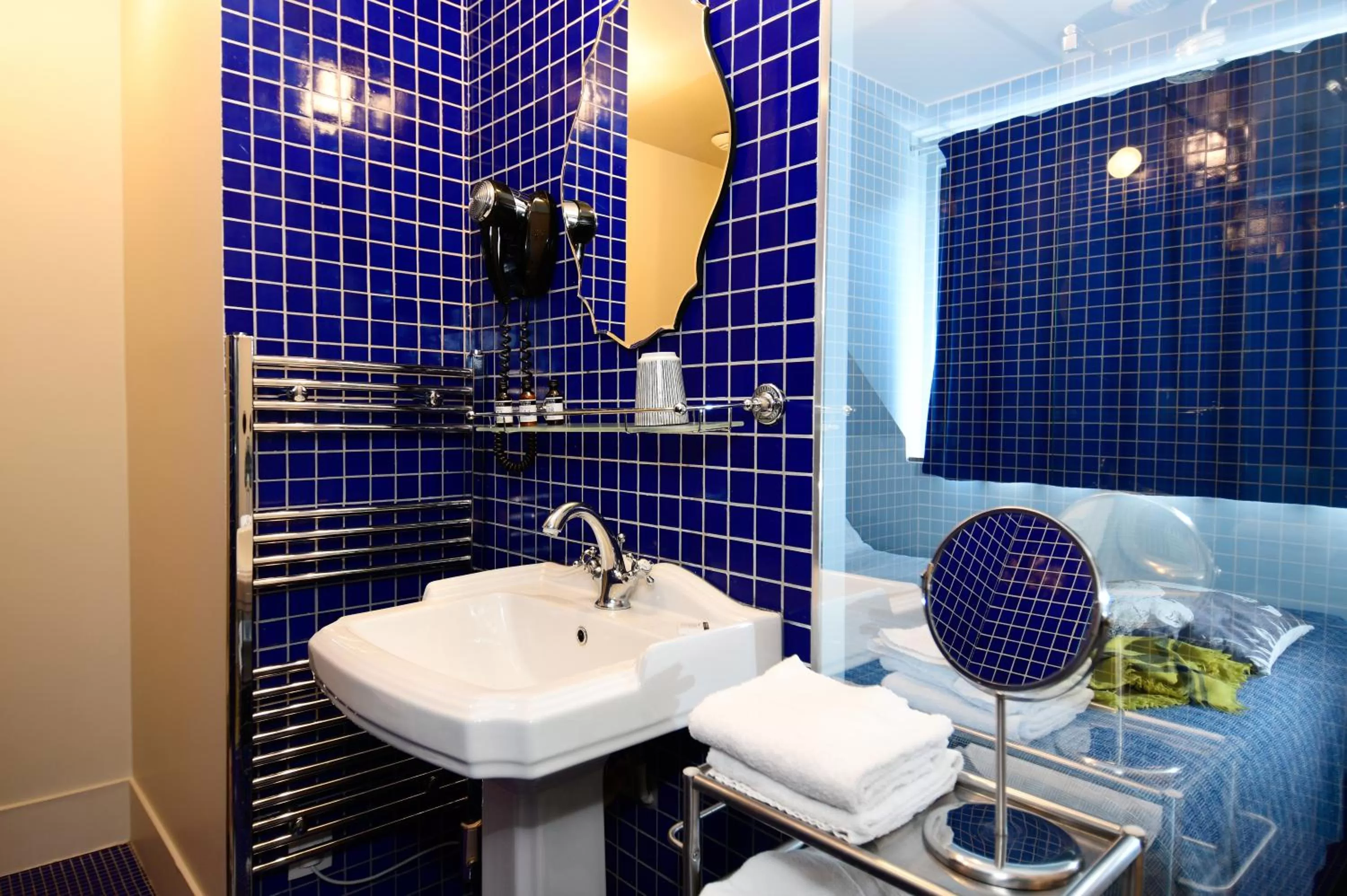 Shower in Hotel Les Pilotes