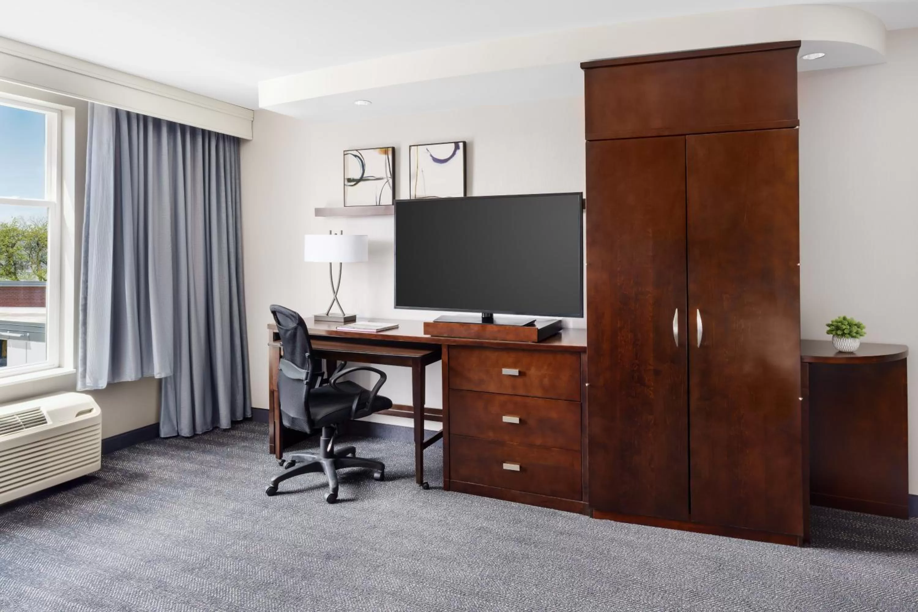 TV and multimedia in Courtyard Keene Downtown