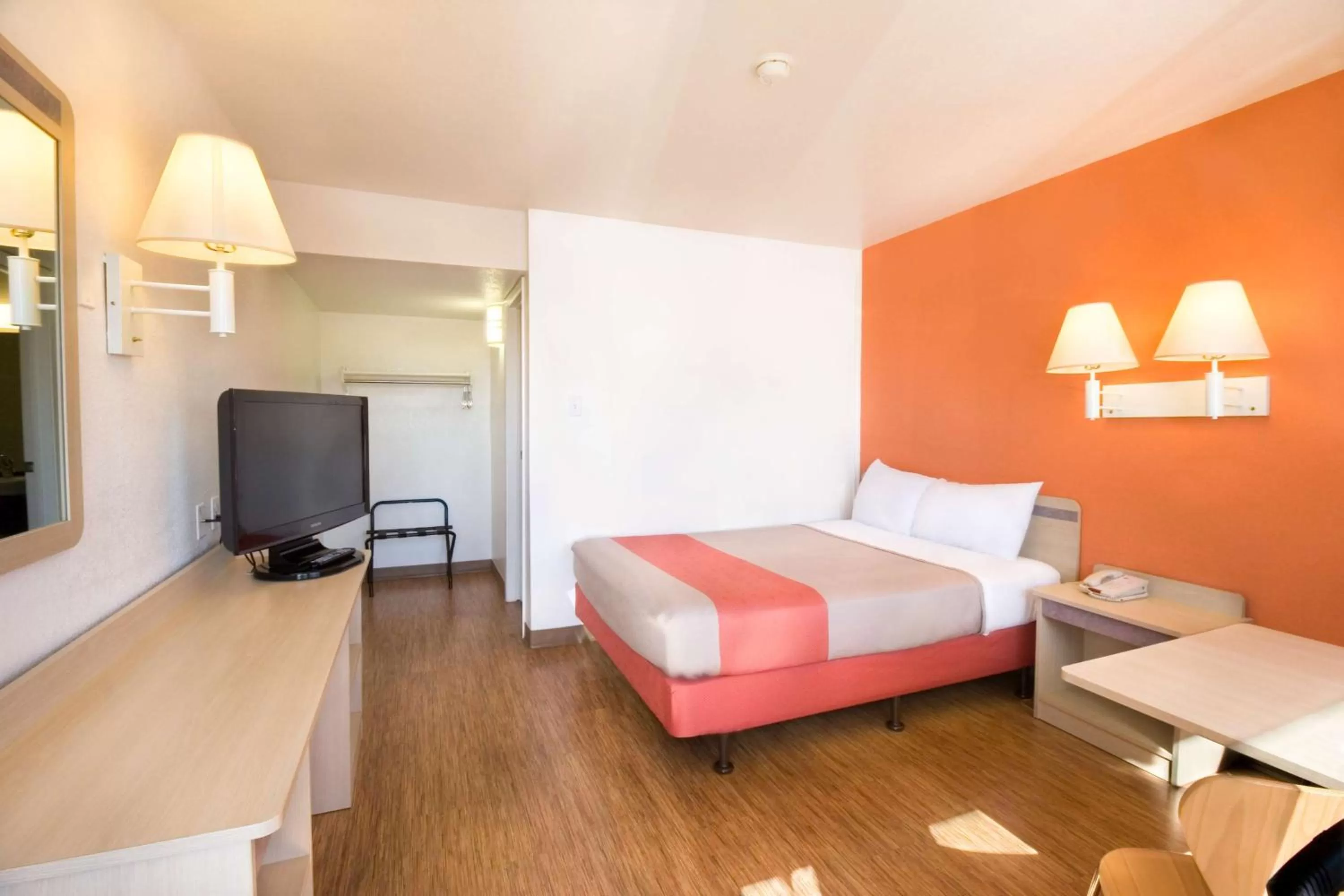 TV and multimedia, Bed in Motel 6-Pendleton, OR