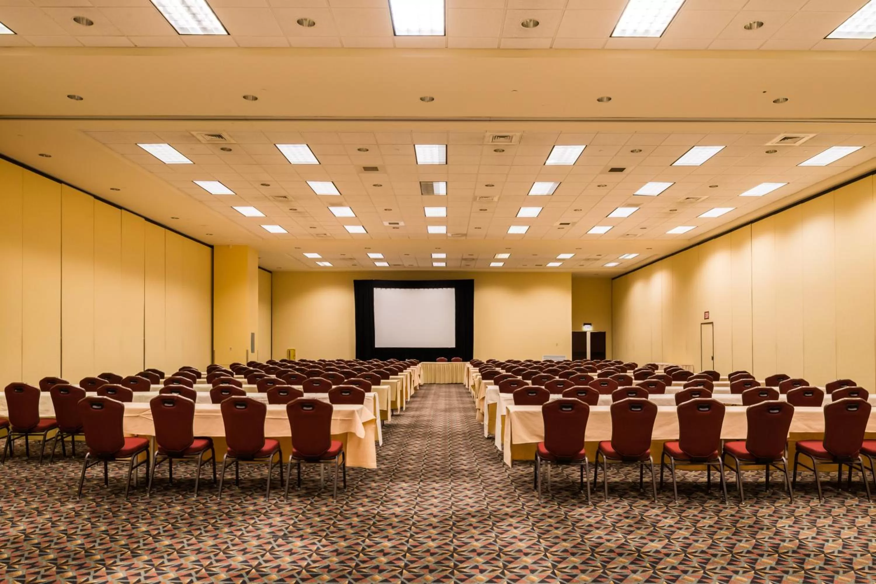 Meeting/conference room in Crowne Plaza Springfield Convention Center by IHG
