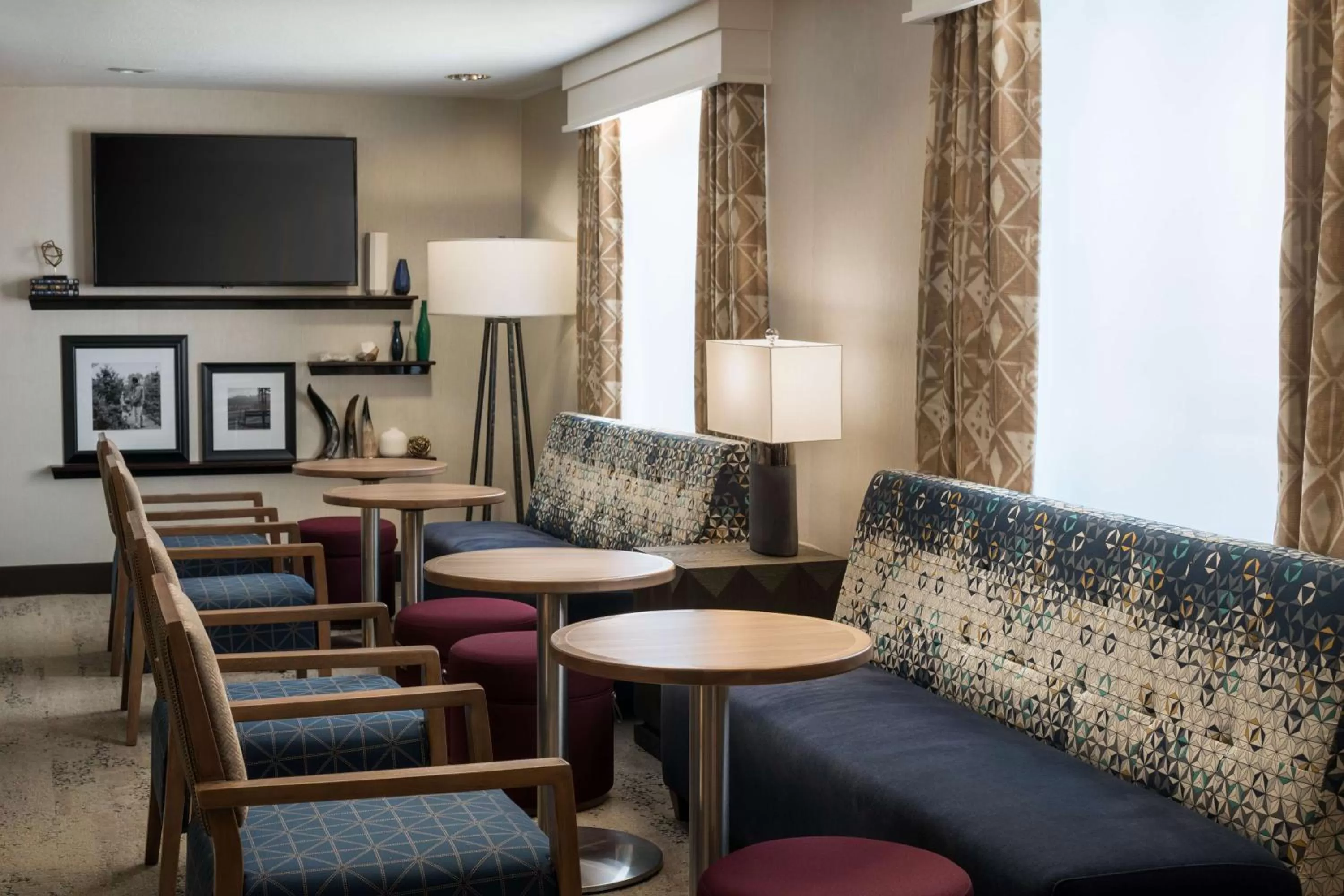 Dining area in Hampton Inn Denver-West/Golden