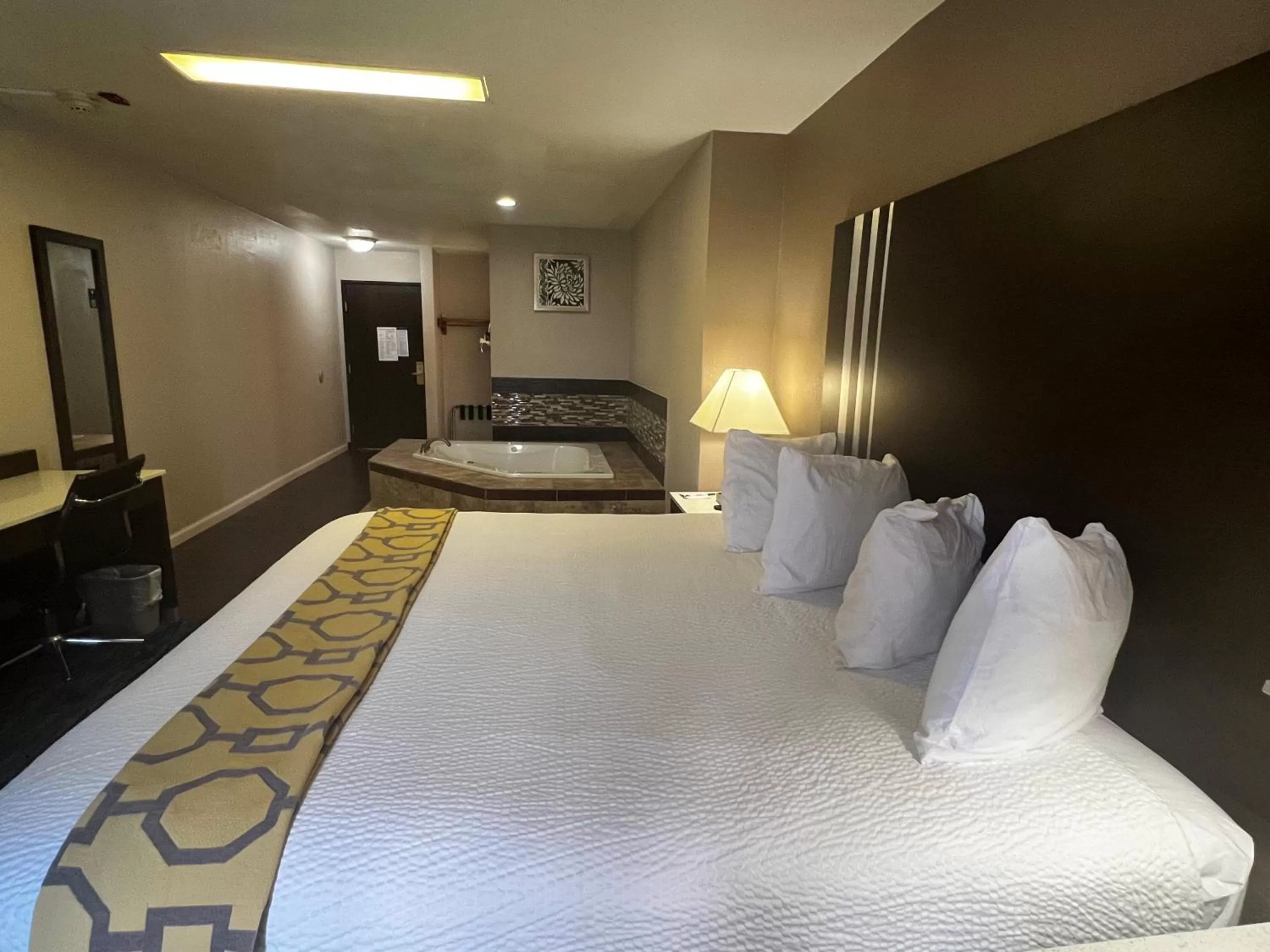 Photo of the whole room, Bed in Baymont by Wyndham Port Arthur - Groves Area