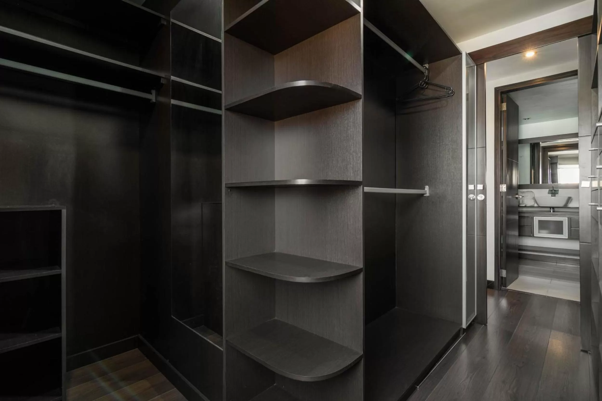 wardrobe in Apartamentos Poblado Alejandría by HOUSY HOST