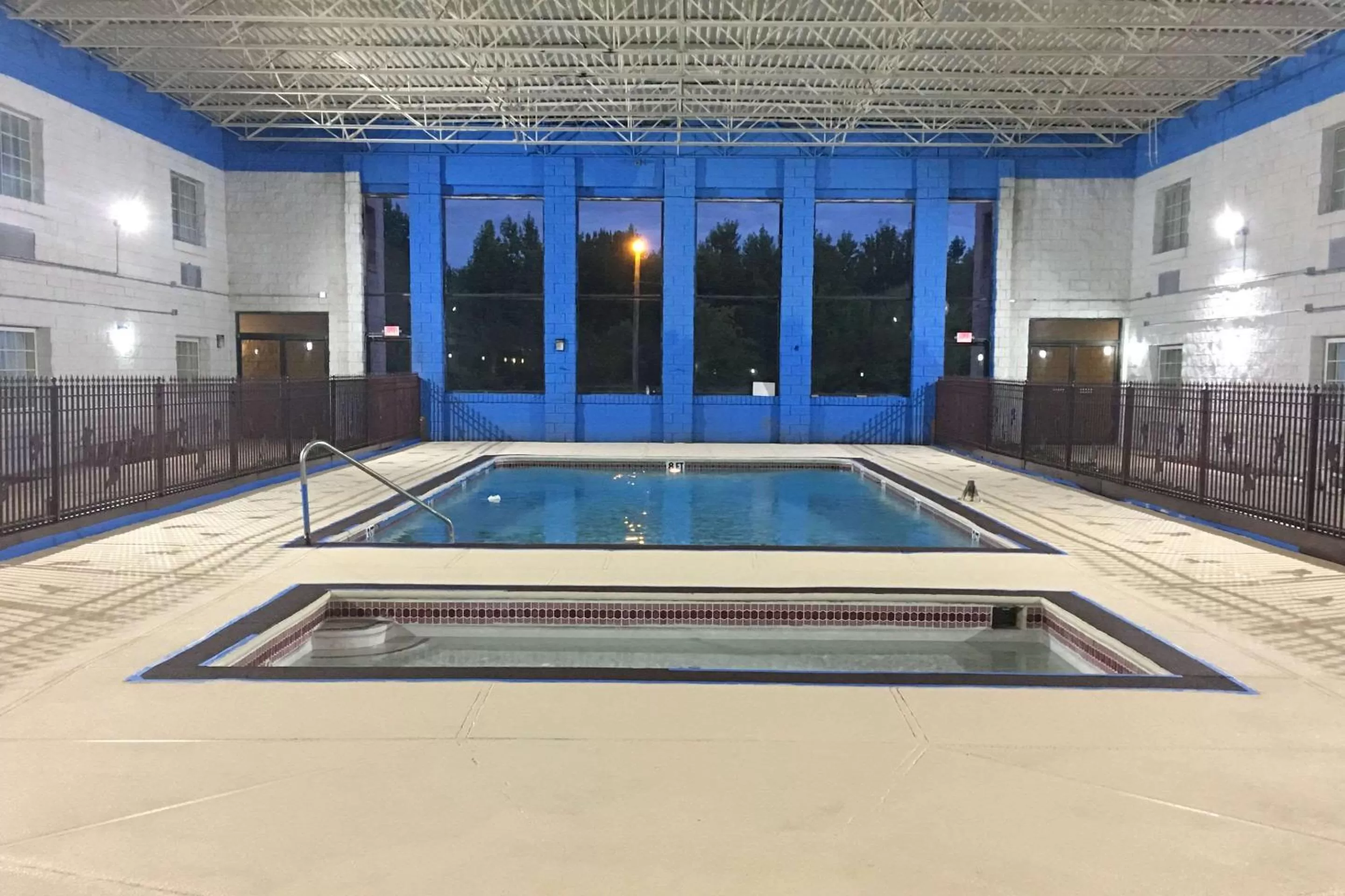 Swimming pool in Quality Inn & Suites Paragould
