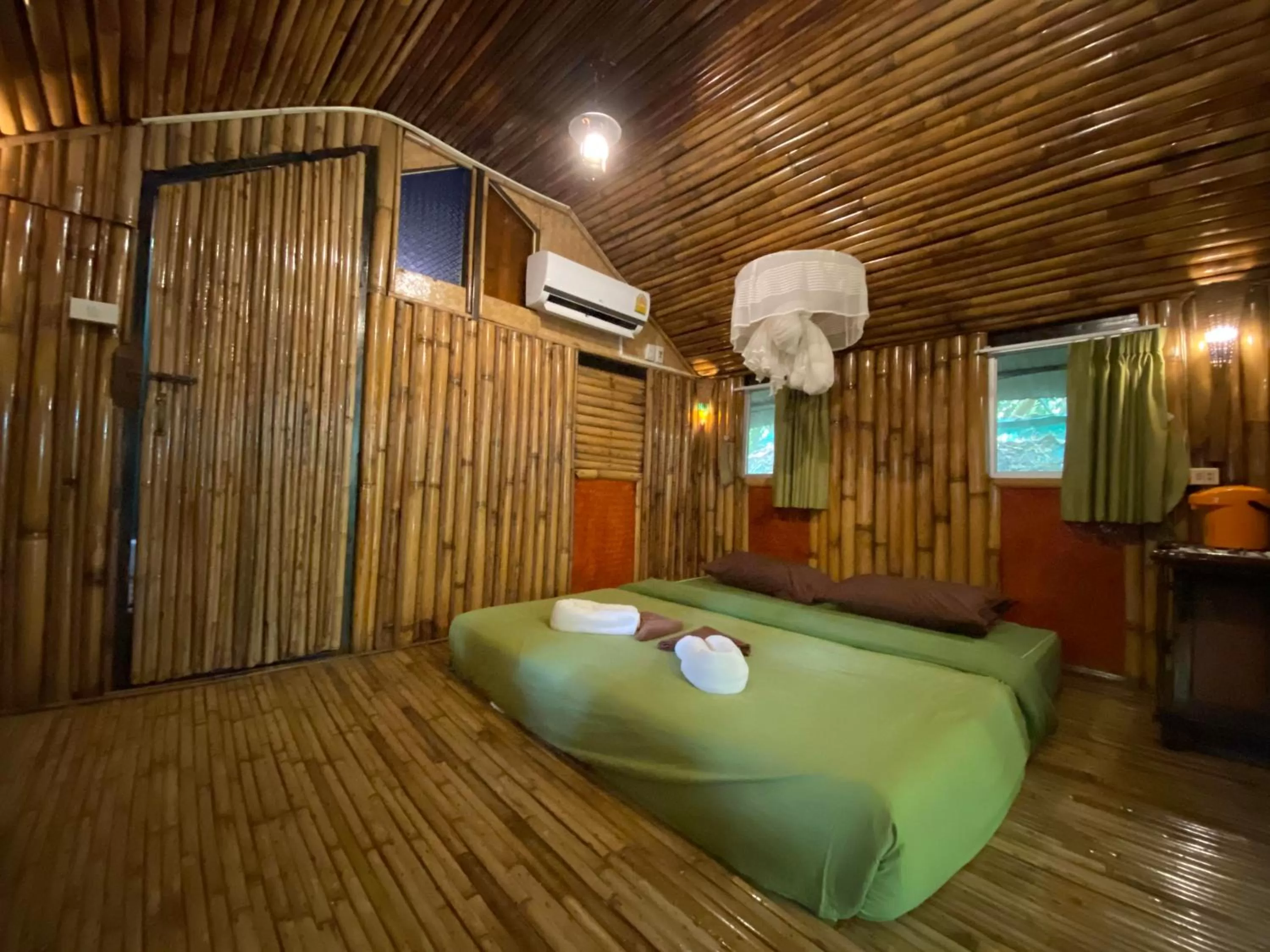 Photo of the whole room, Bed in Khao Sok Tree House Resort