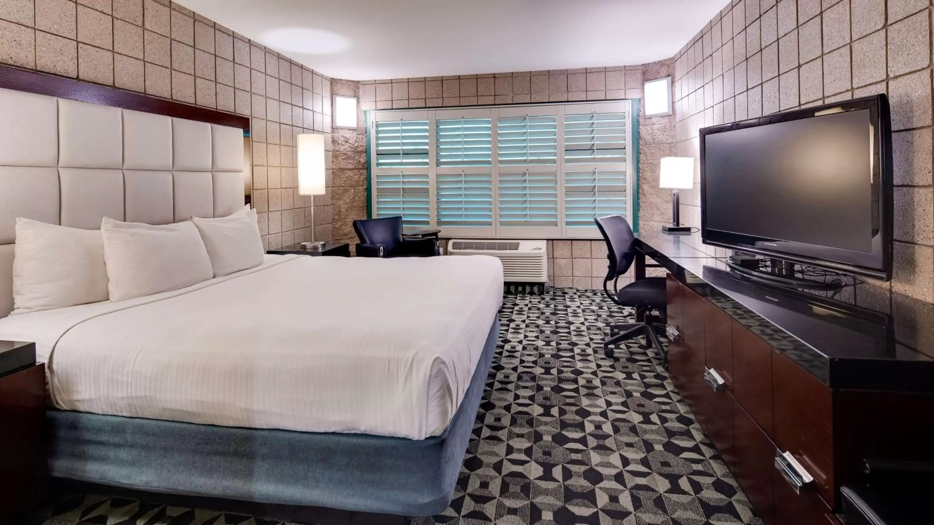 King Room with Roll-in Shower - Disability Access - Non-smoking in Best Western Plus Sundial