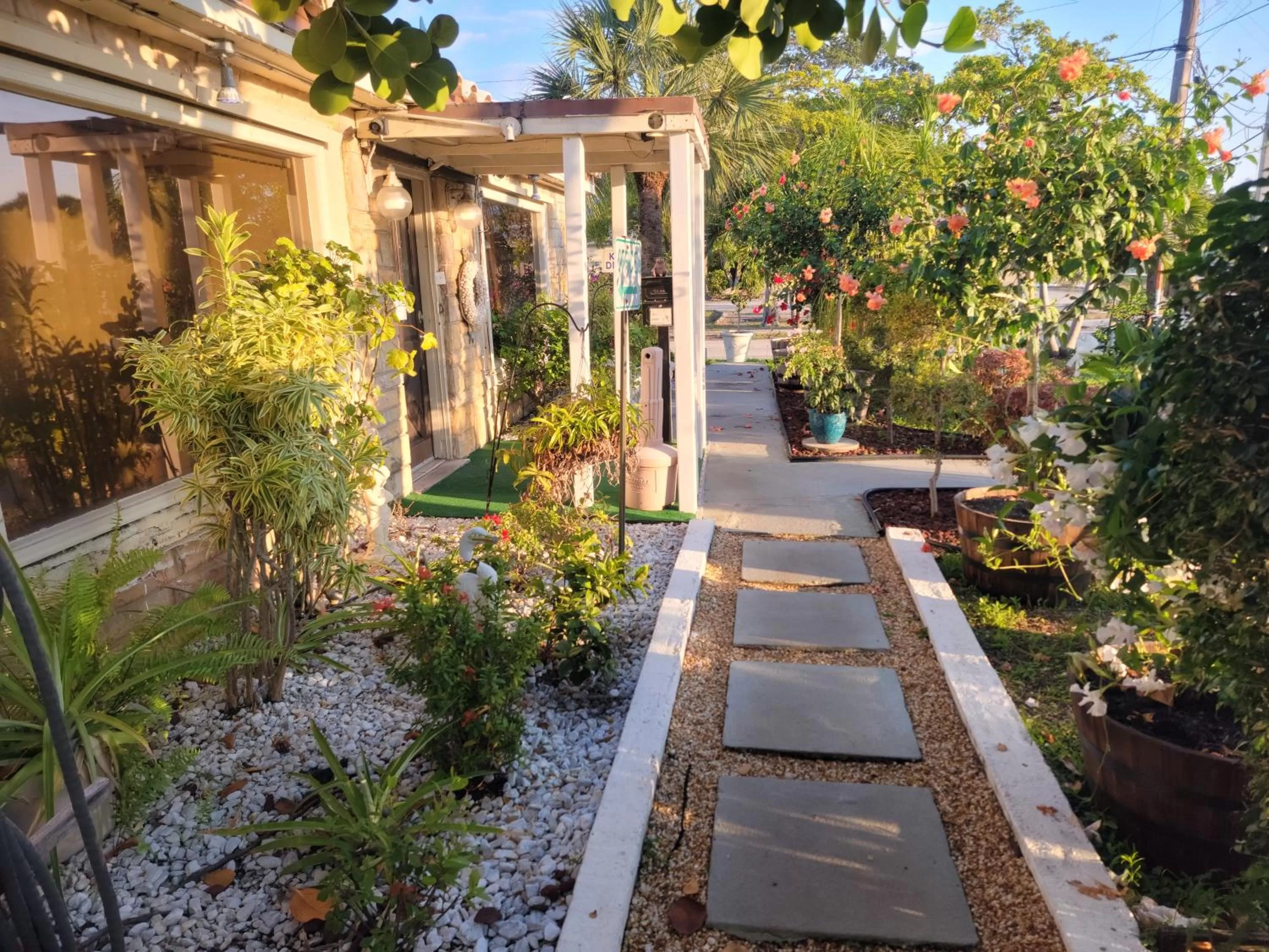 Garden view in Barefoot mailman motel