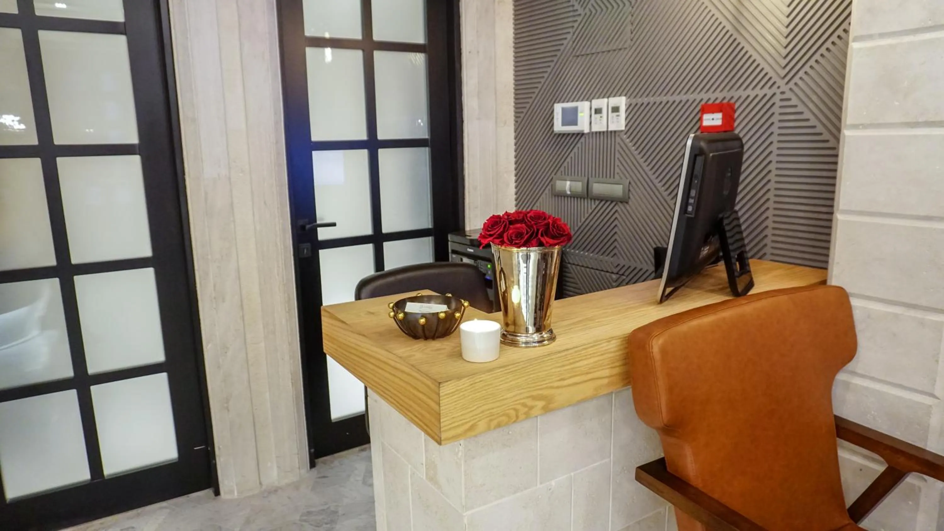 Seating area in Maroon Tomtom