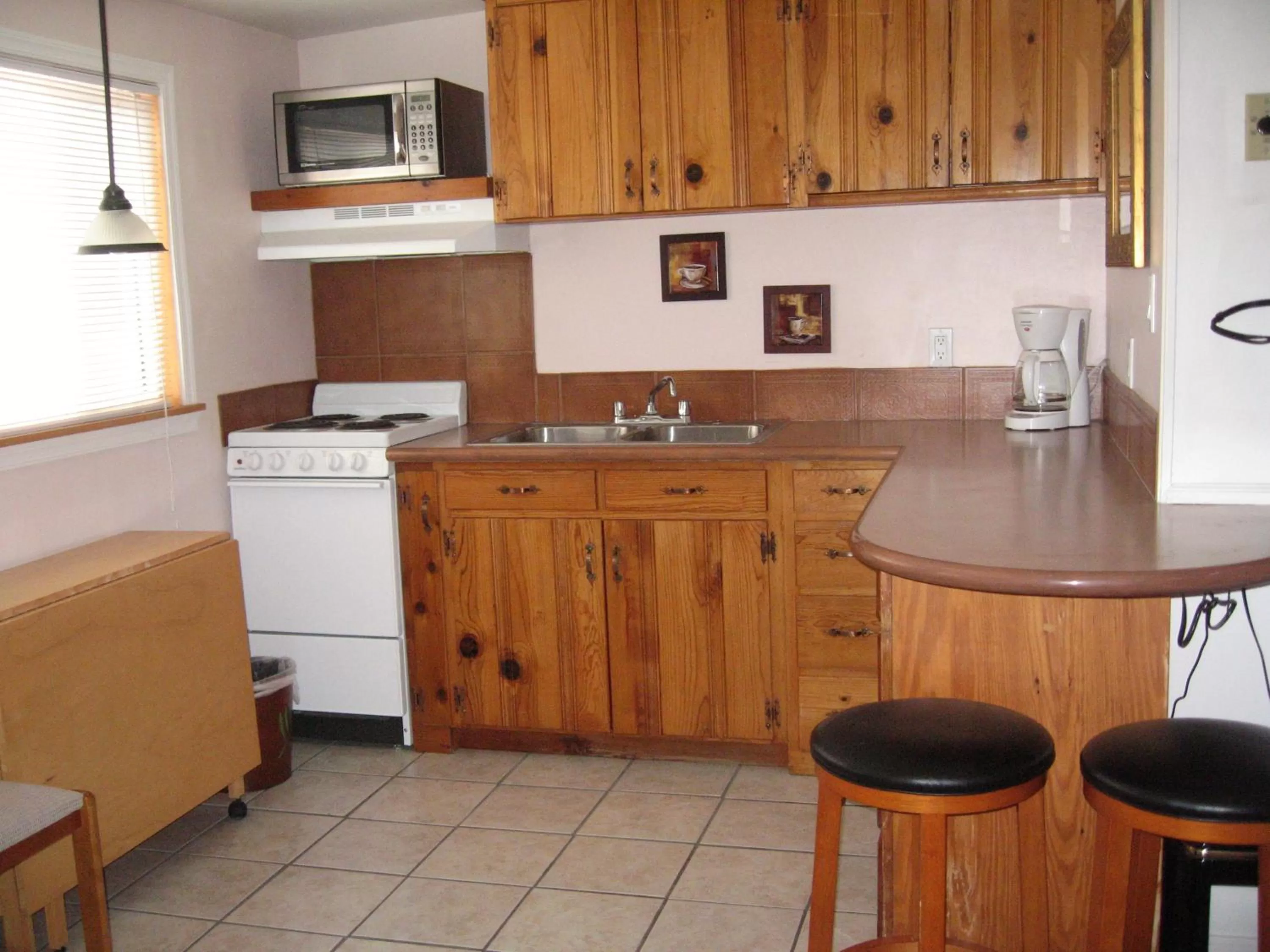 Kitchen or kitchenette in Mon Ami Bed and Breakfast