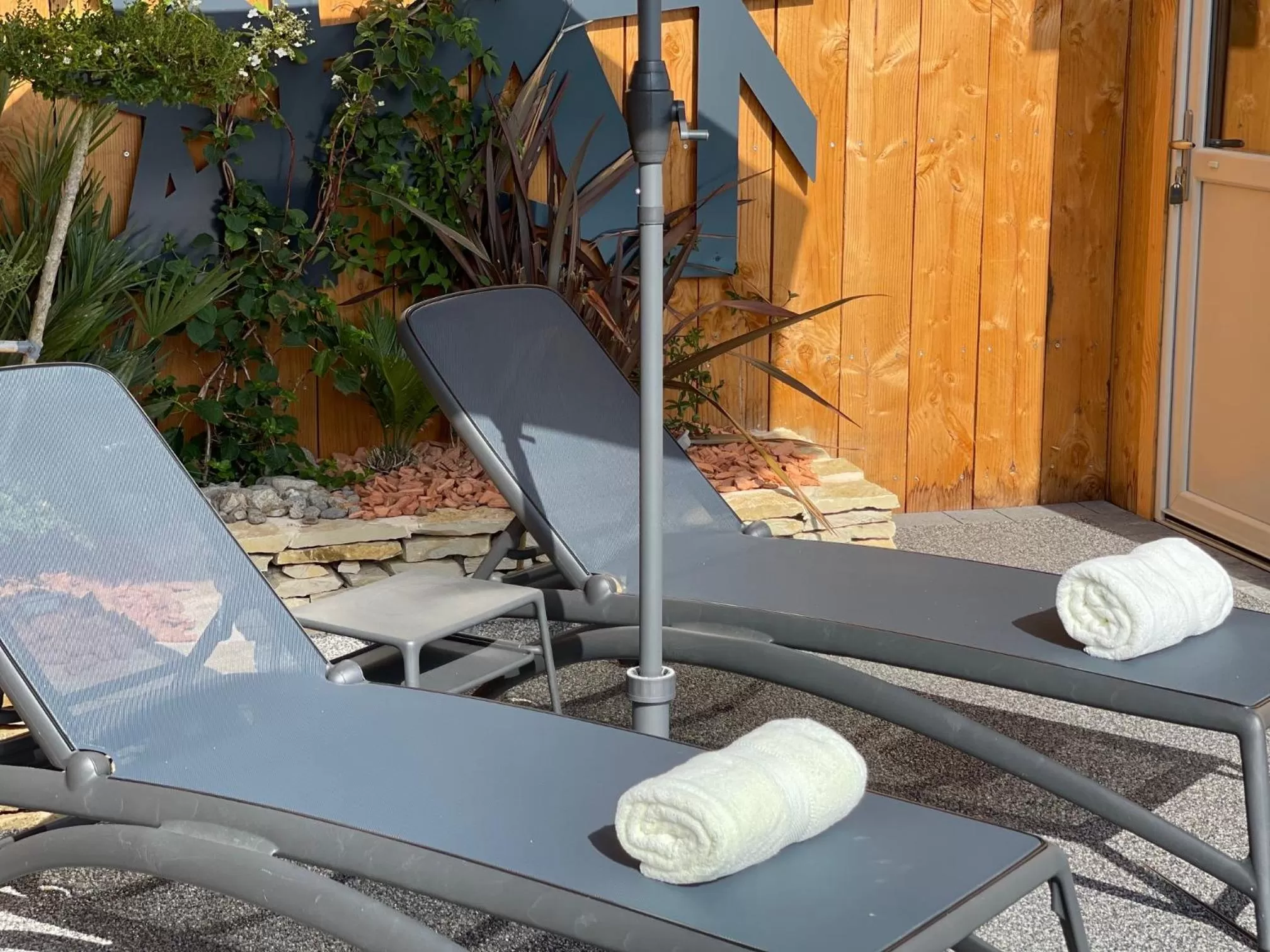 Swimming pool in Logis Hôtel-Restaurant Au Vieux Morvan, au cœur de la Bourgogne, Piscine & Spa, Hôtel Climatisé