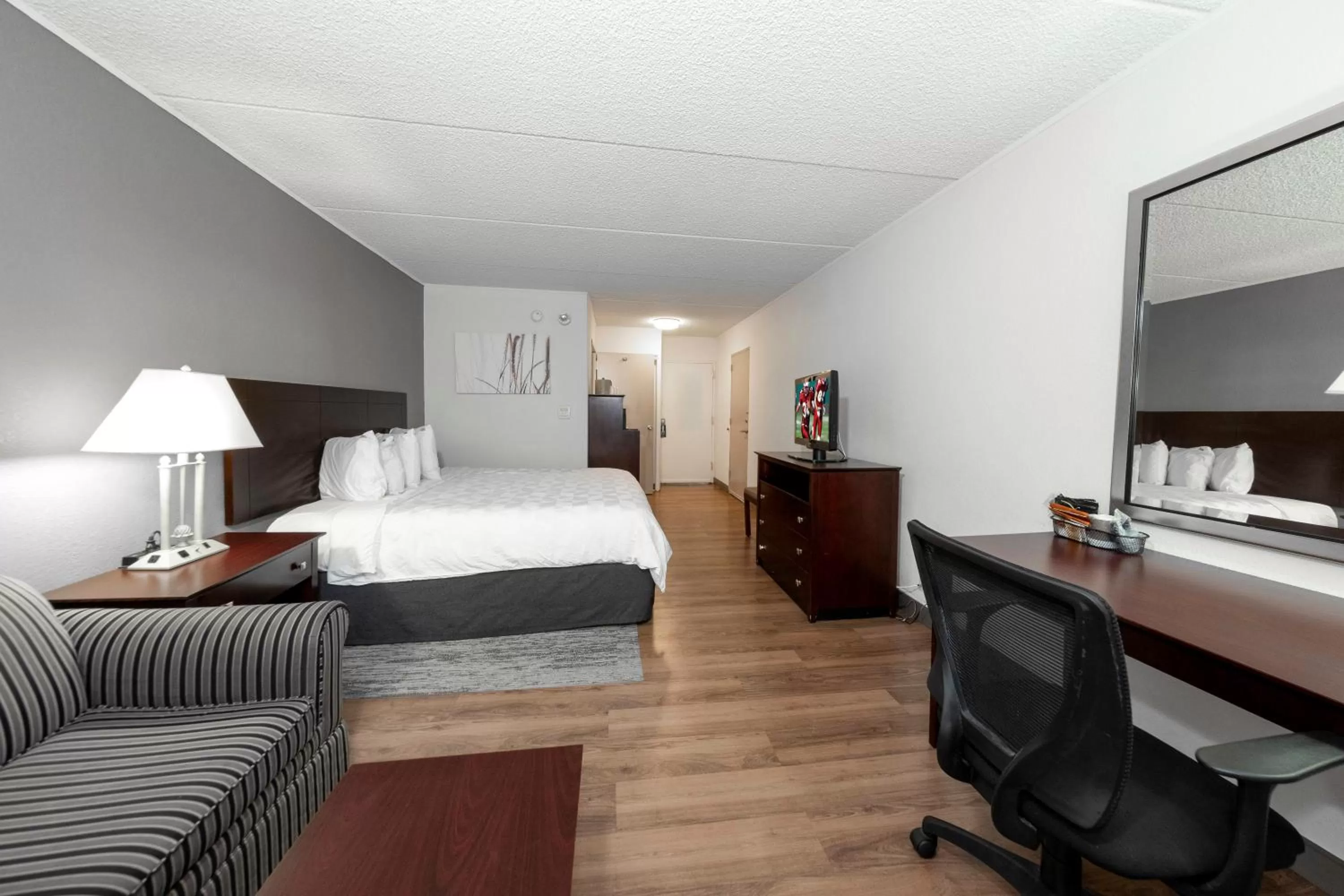 Photo of the whole room, Bed in Red Roof PLUS Newark Liberty Airport - Carteret