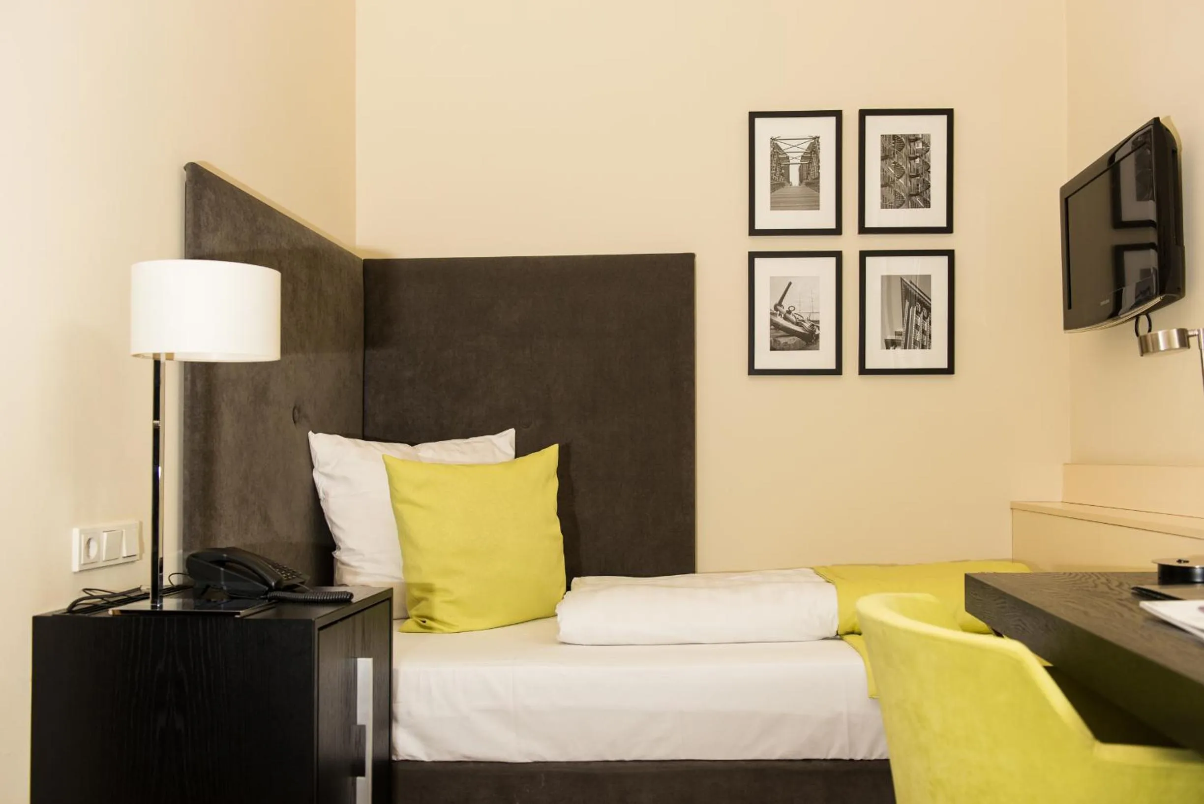 Bedroom, Bed in Hotel Hamburger Hof