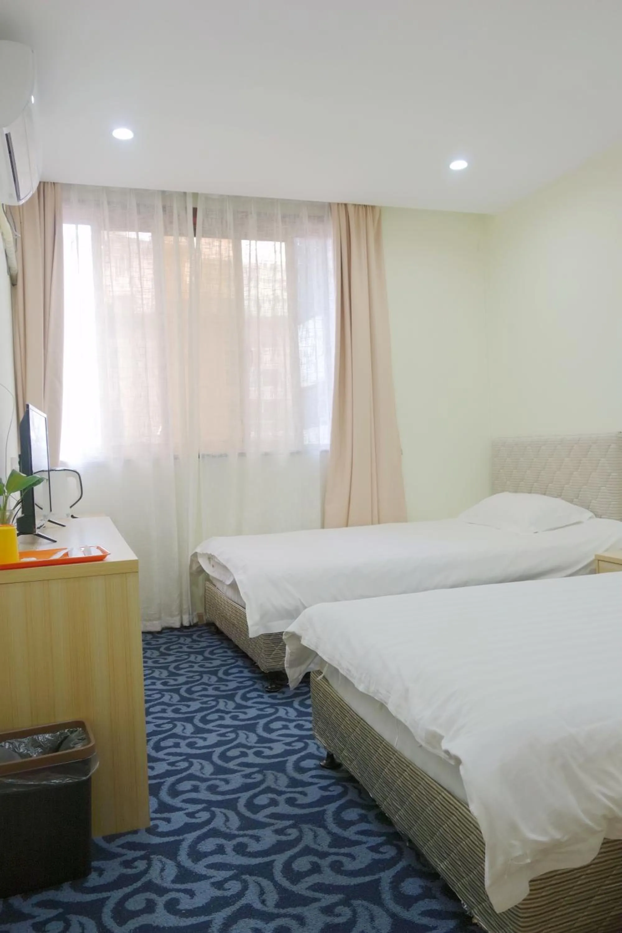 Photo of the whole room, Bed in Hangzhou Memory Travel International Hotel-Edge Westlake