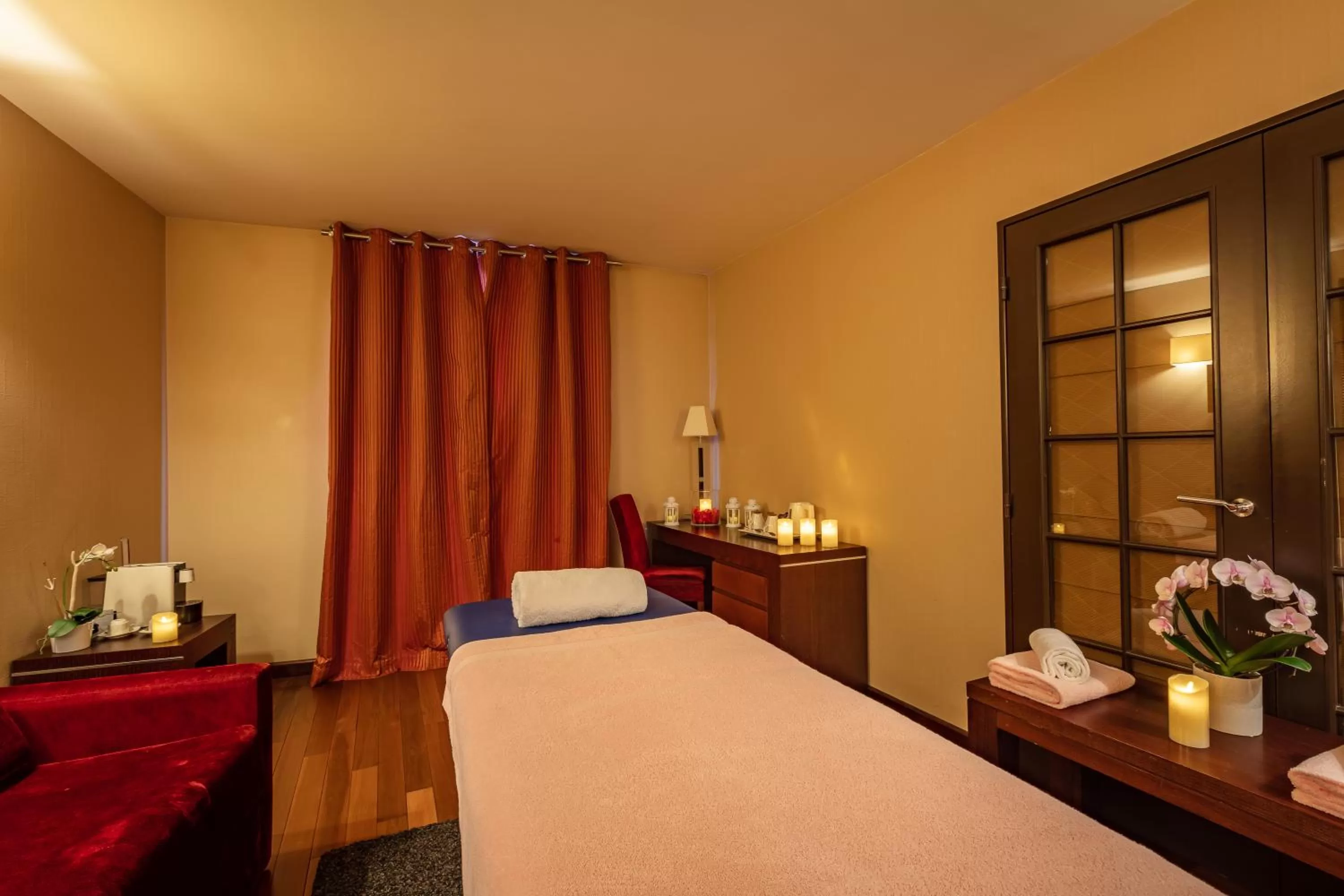 Massage, Bed in Hotel de Berny