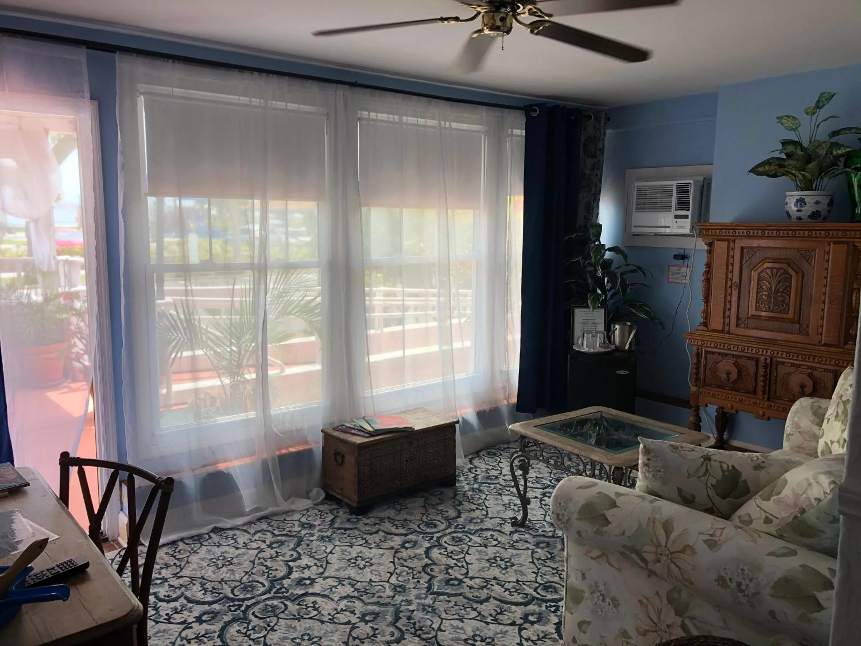 Living room in Sea Breeze Manor Inn