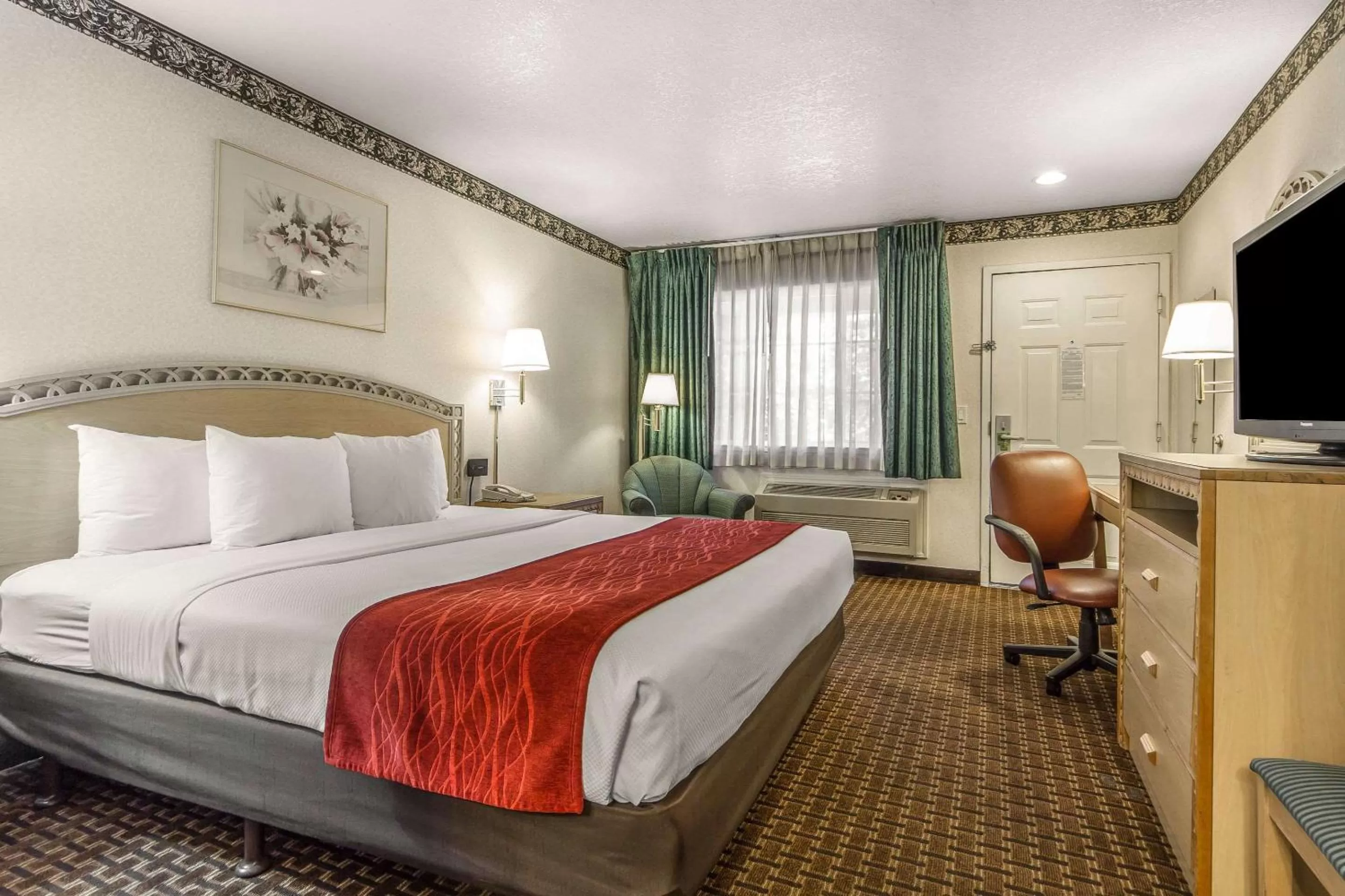 Photo of the whole room, Bed in Comfort Inn Palo Alto