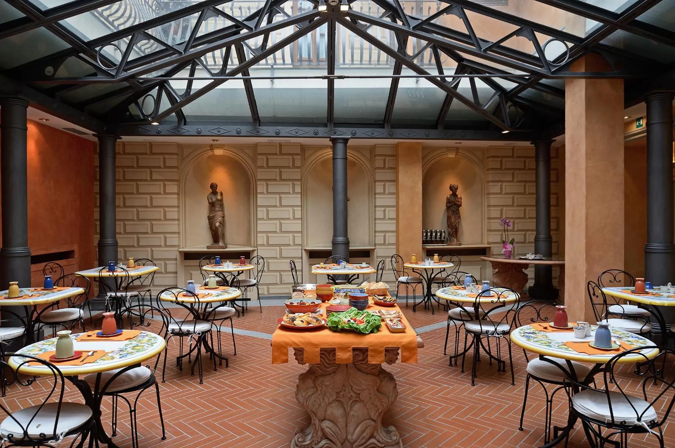 Restaurant/places to eat in Hotel Alba Palace