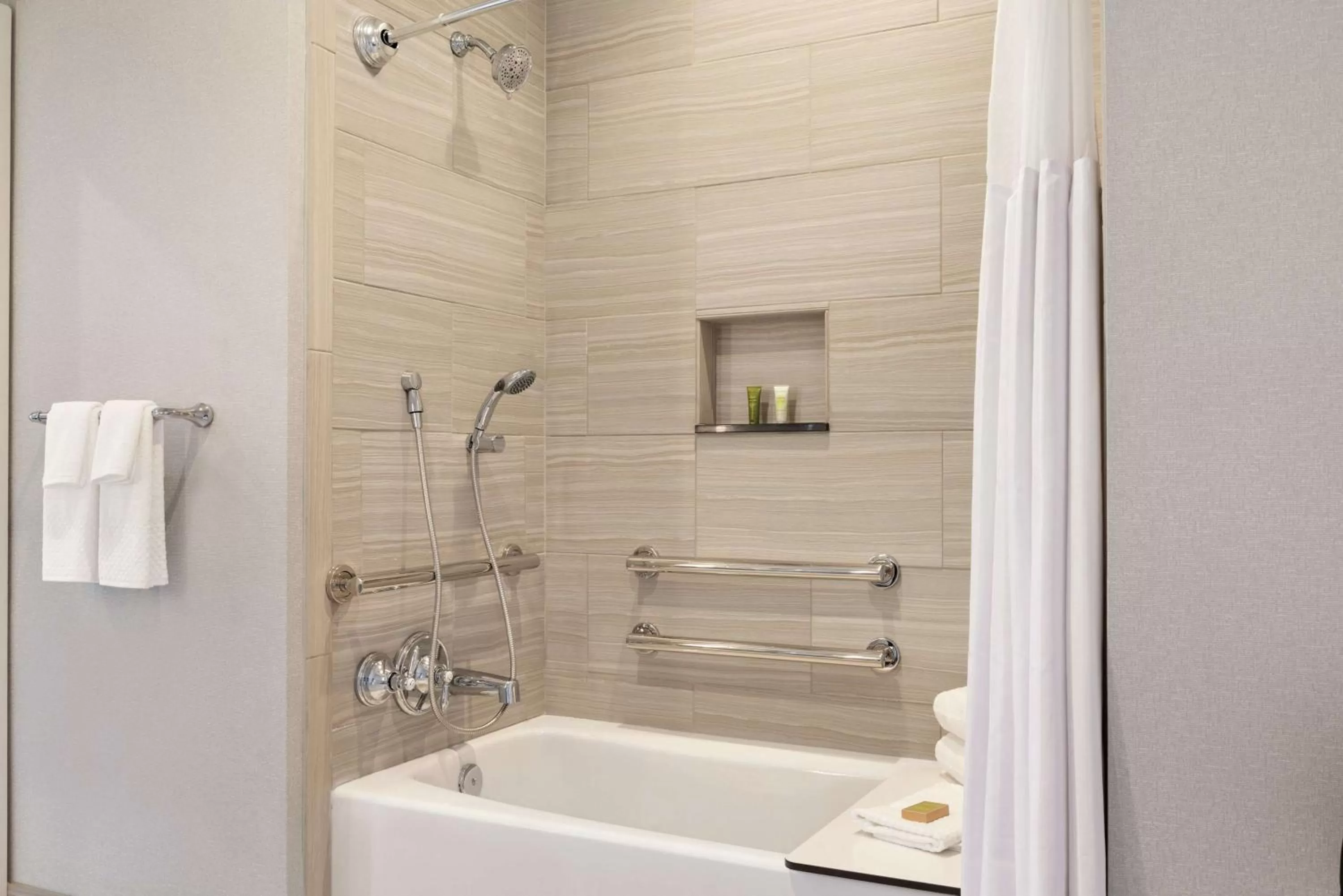 Bathroom in Hilton Checkers Los Angeles