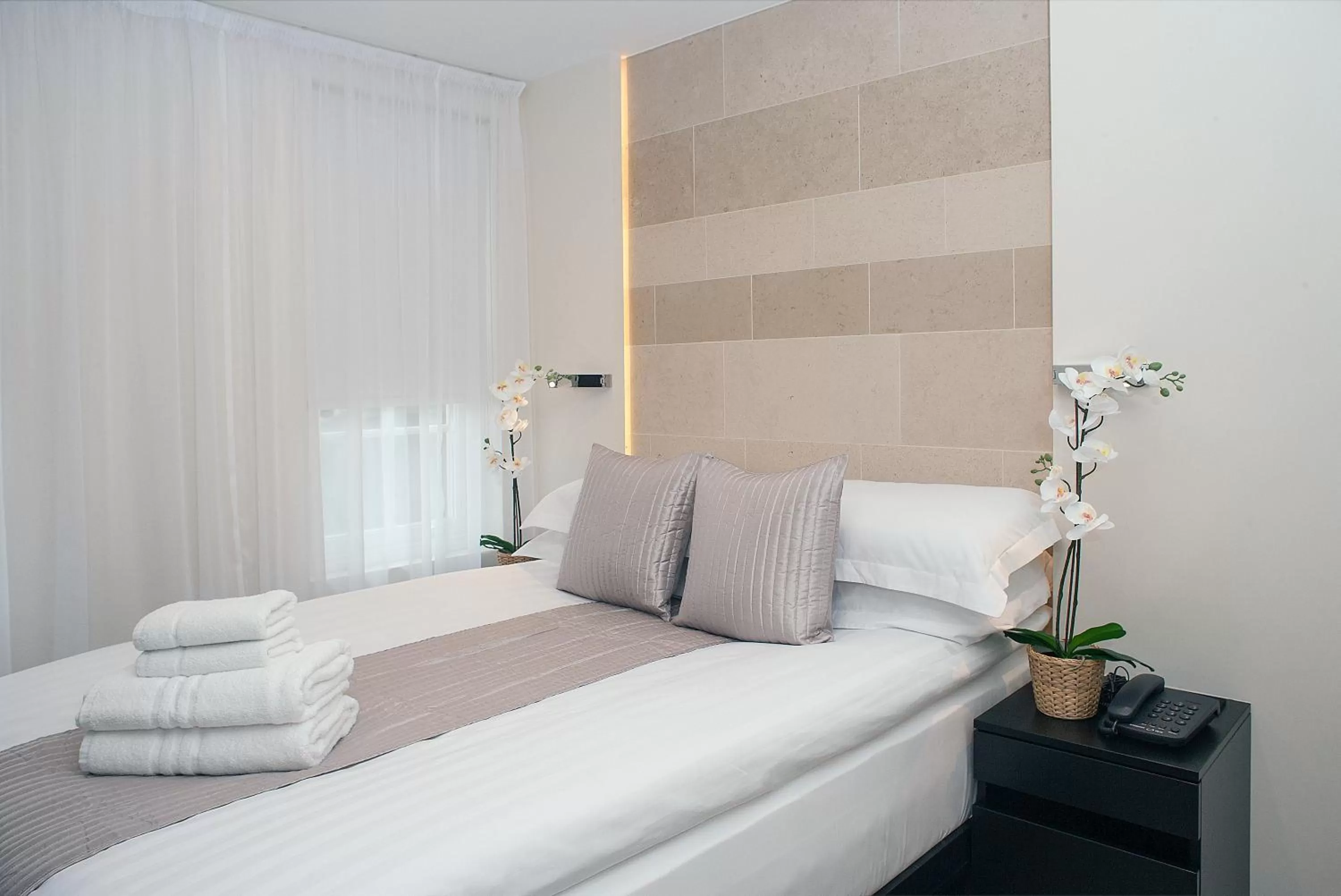 Photo of the whole room, Bed in NOX Golders Green