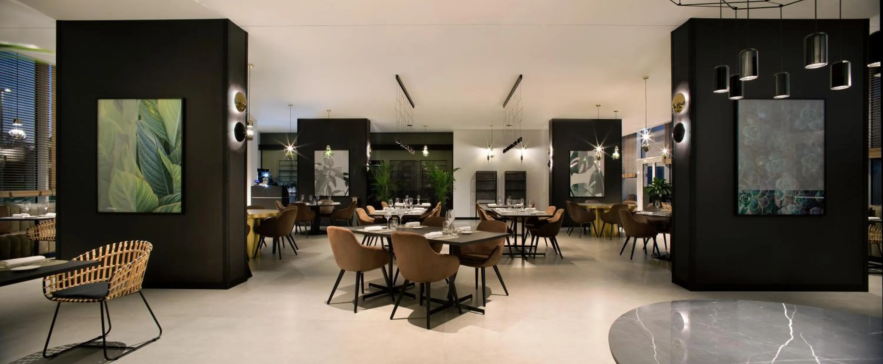 Restaurant/places to eat in J Hotel