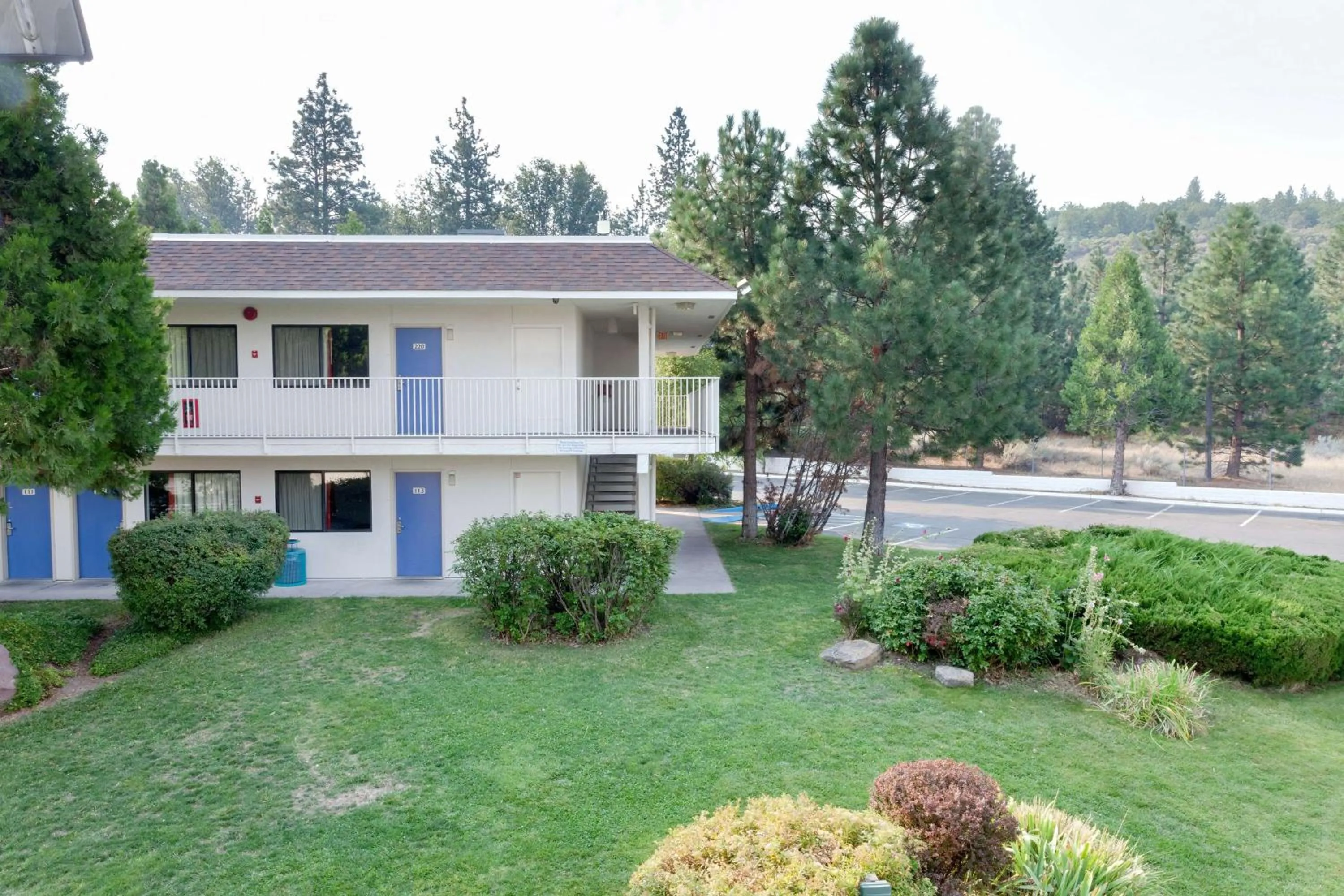 Property building in Motel 6 Weed - Mount Shasta