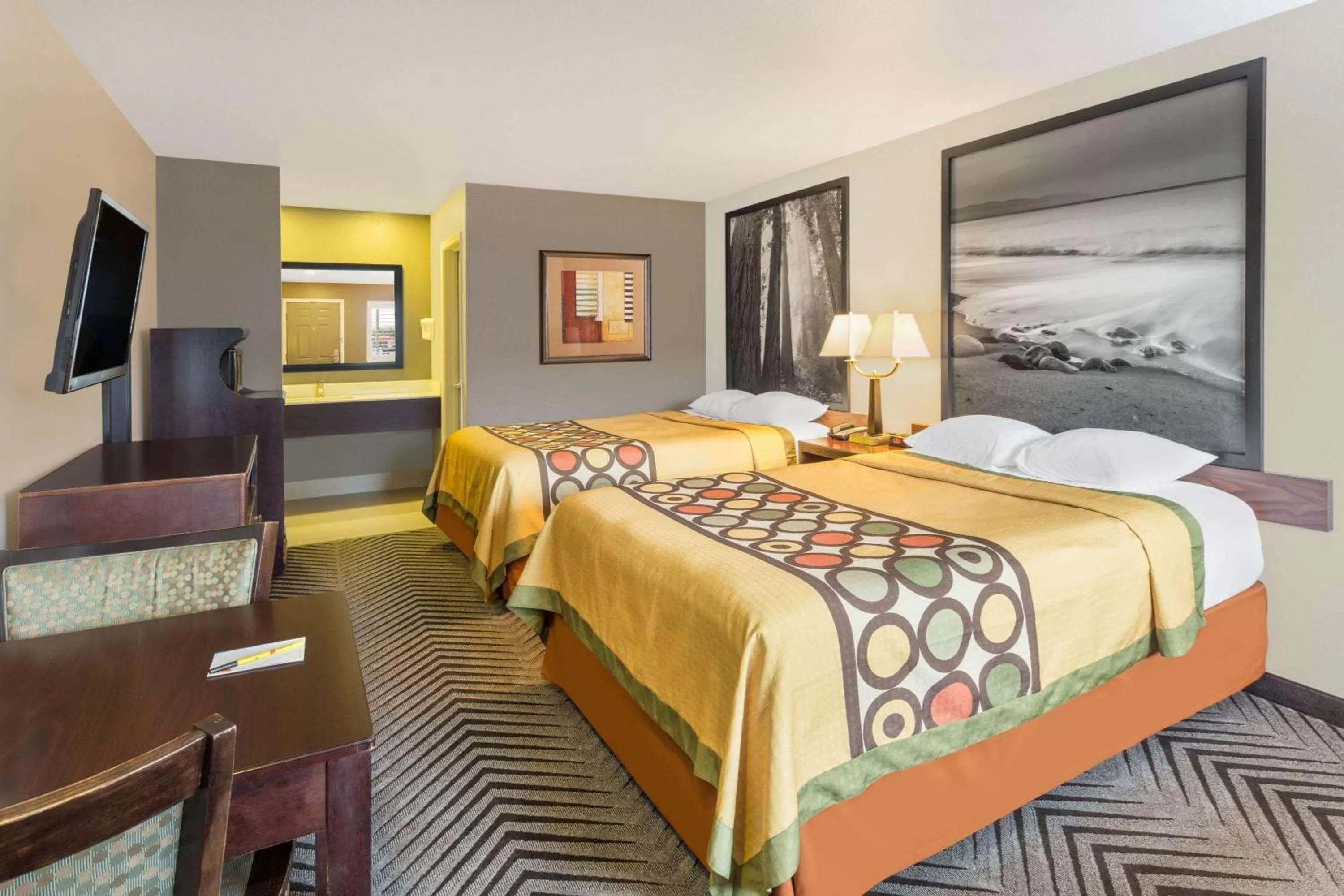 Photo of the whole room, Bed in Super 8 by Wyndham Fortuna