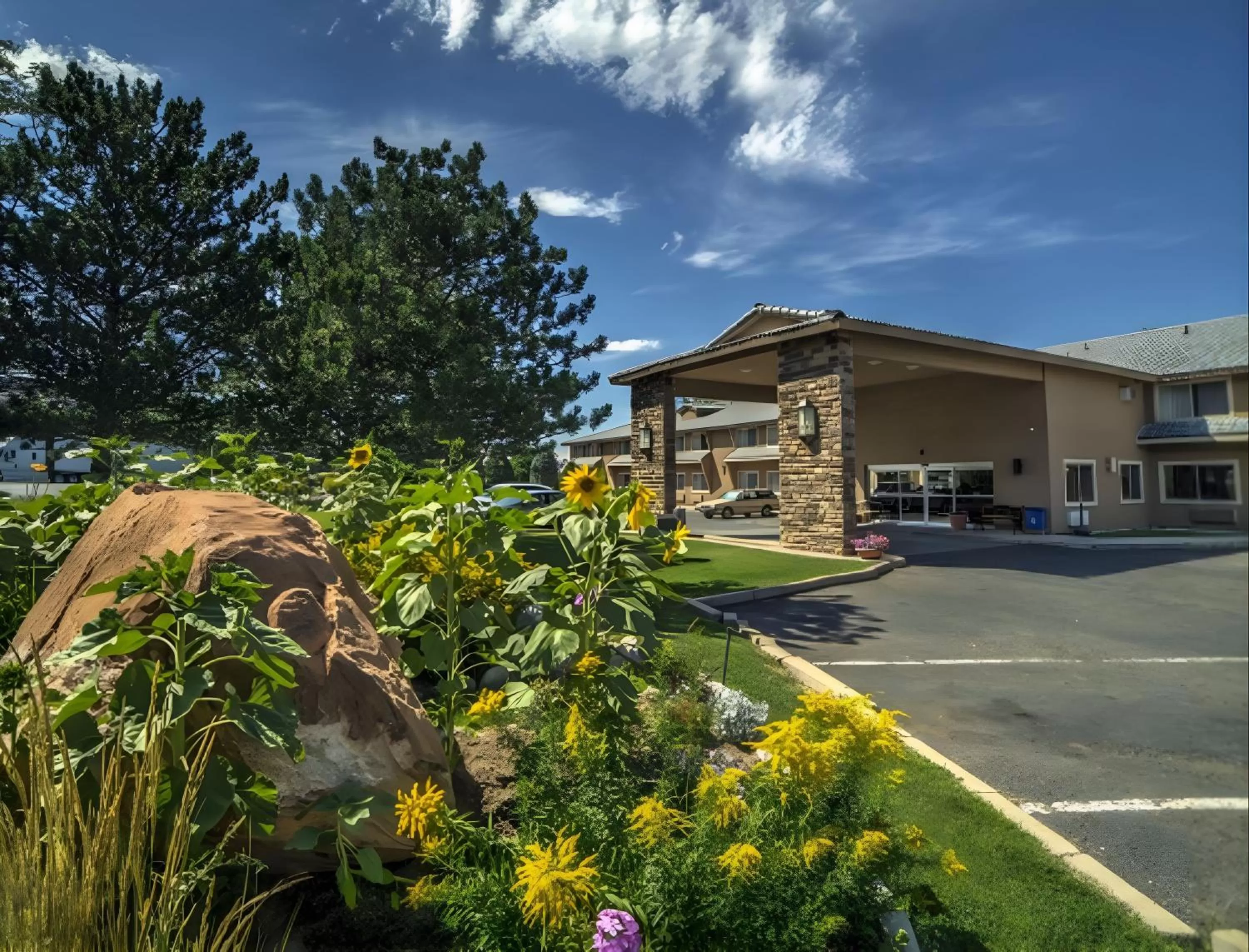 Property building in Moab Valley Inn