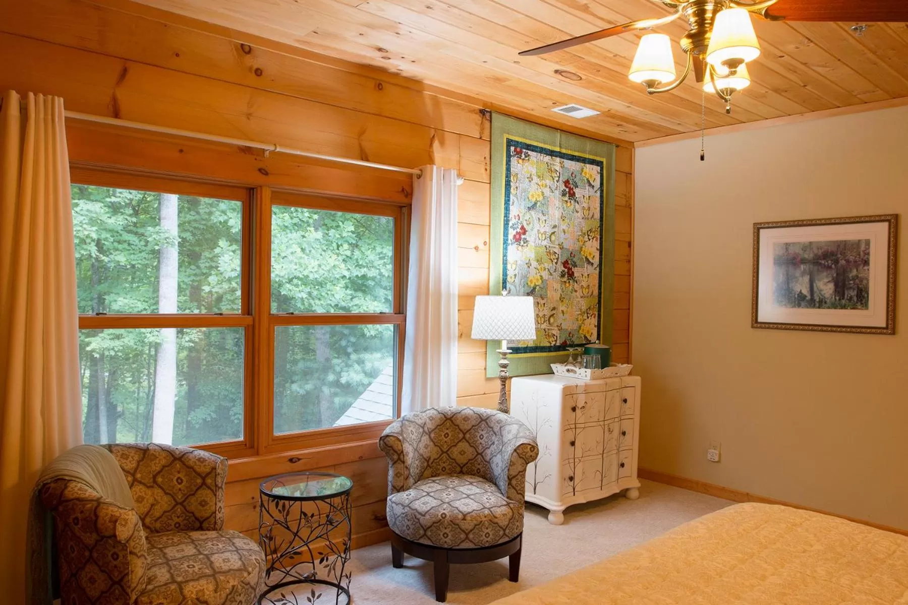 Seating area, Bed in Lazy Bear Lodge