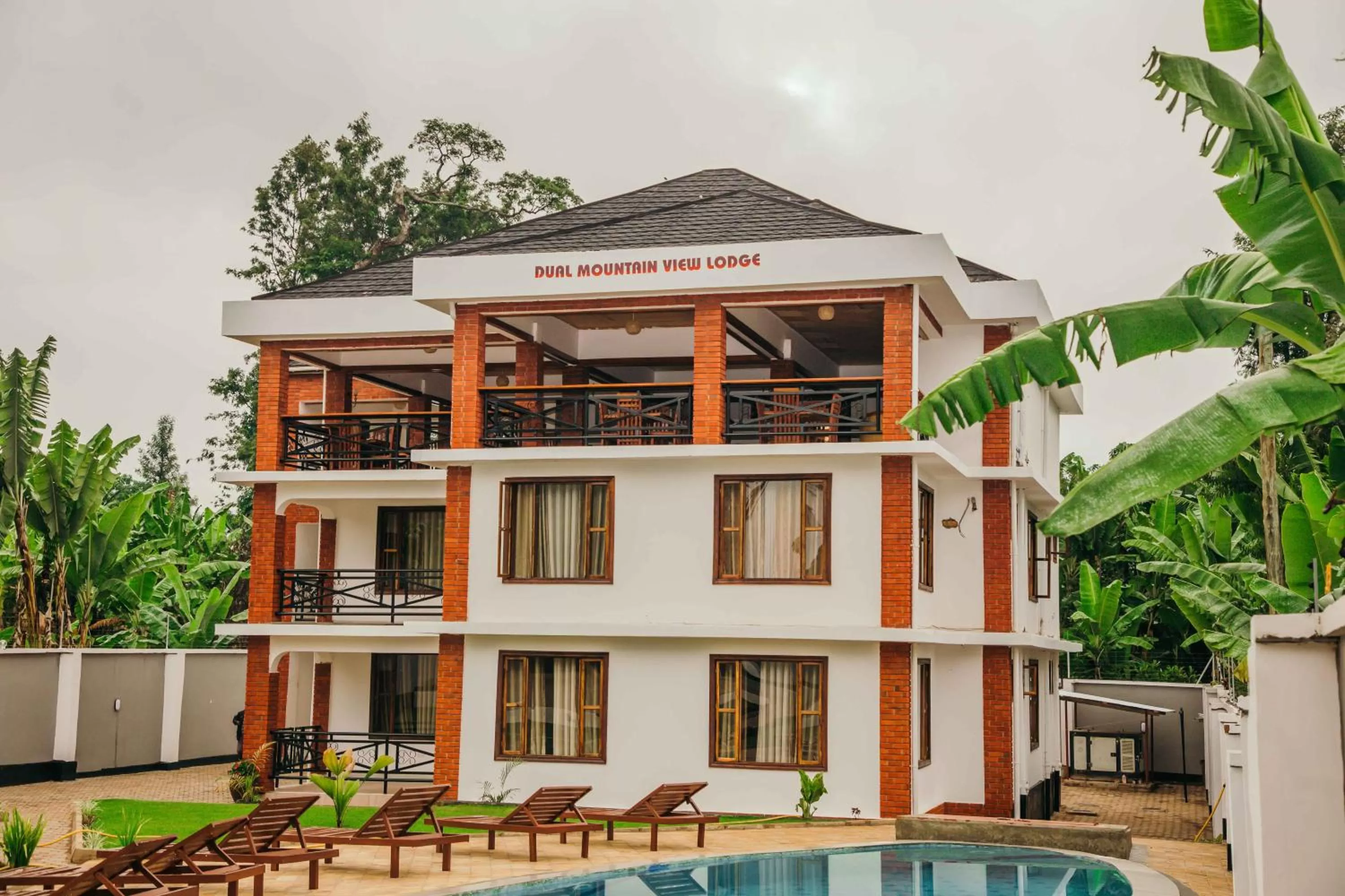 Swimming pool in Dual Mountain View Lodge