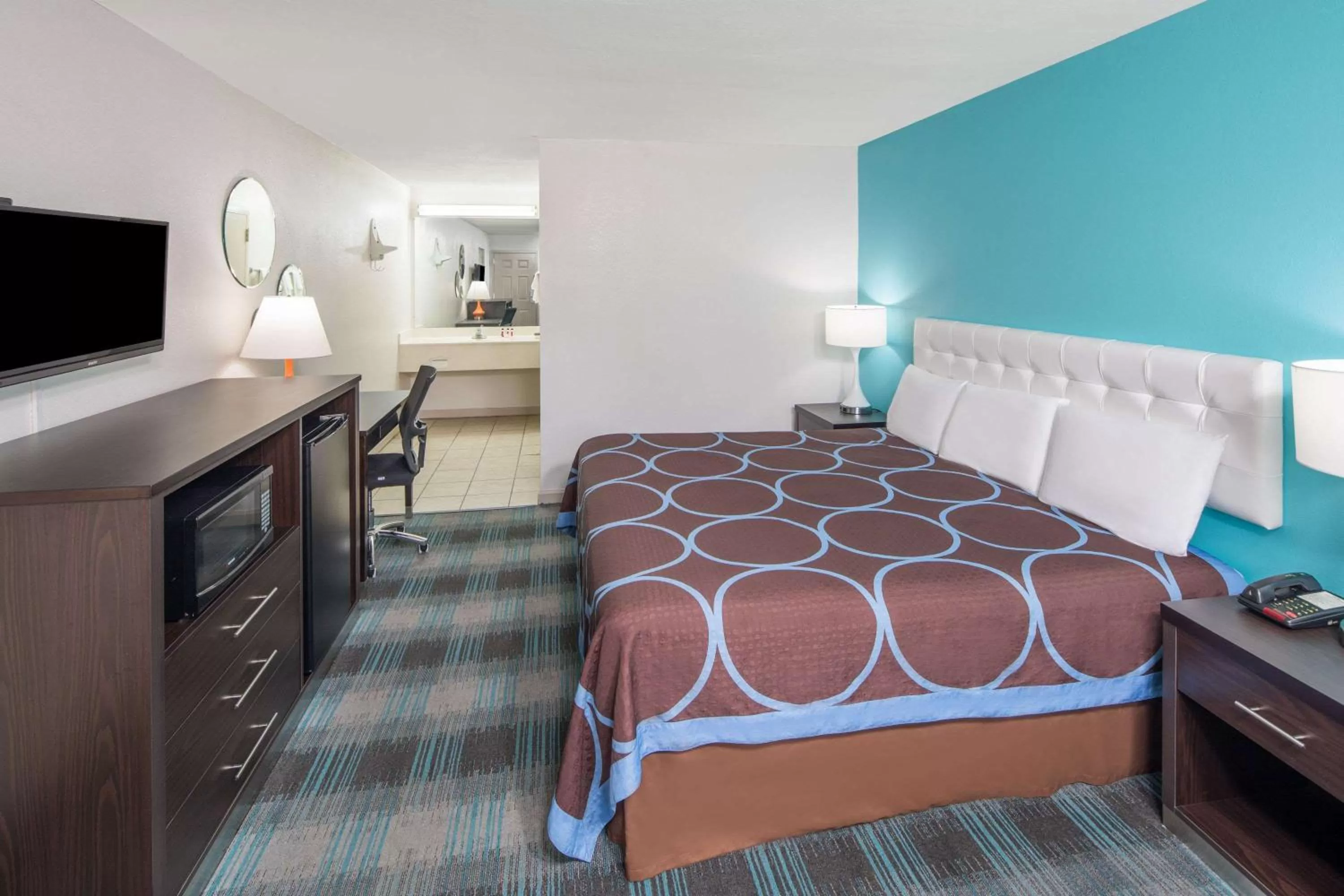 Photo of the whole room, Bed in Howard Johnson by Wyndham Vicksburg