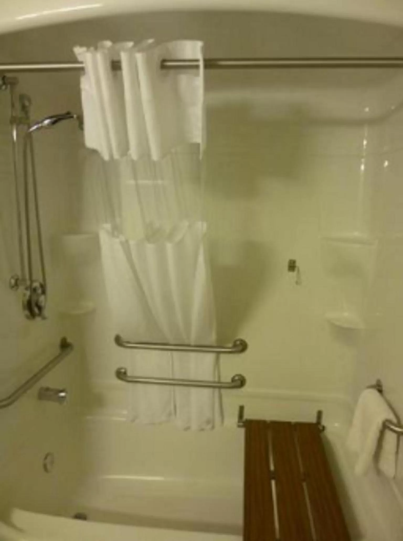 Shower in Quality Inn Yuba City-Marysville