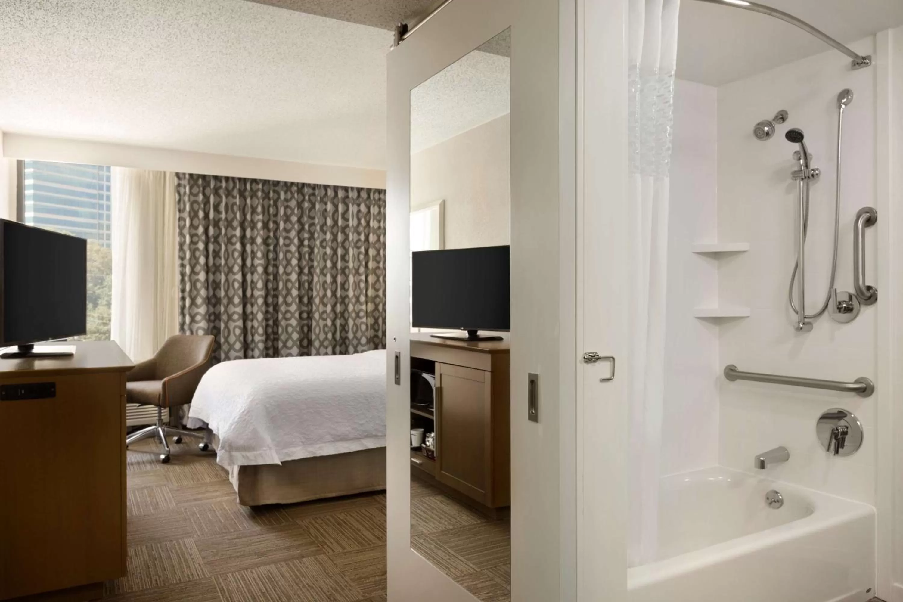 Bedroom, Bed in Hampton Inn Atlanta-Buckhead