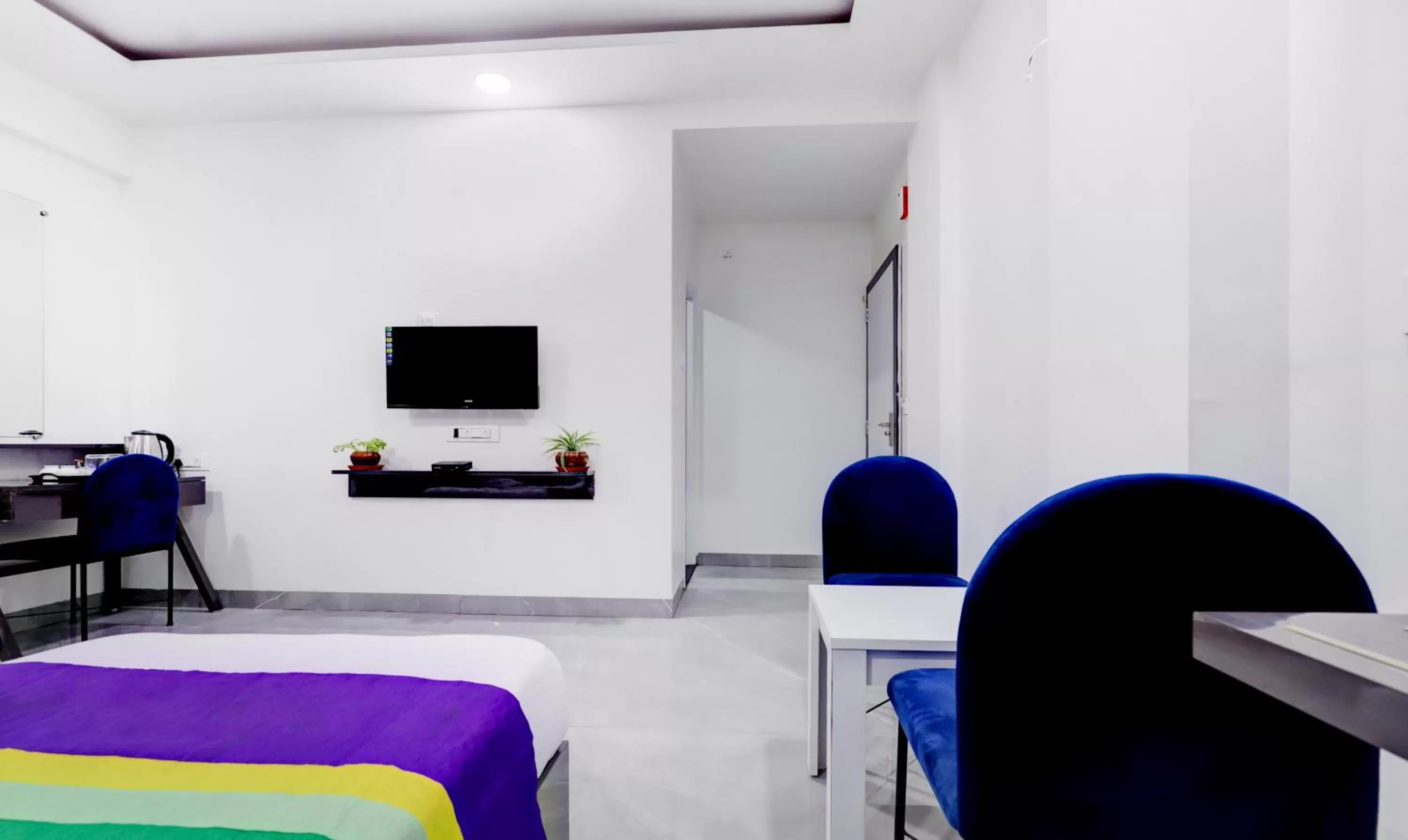 TV/Entertainment Center in Treebo Trend Finesta Suites Wardha Road