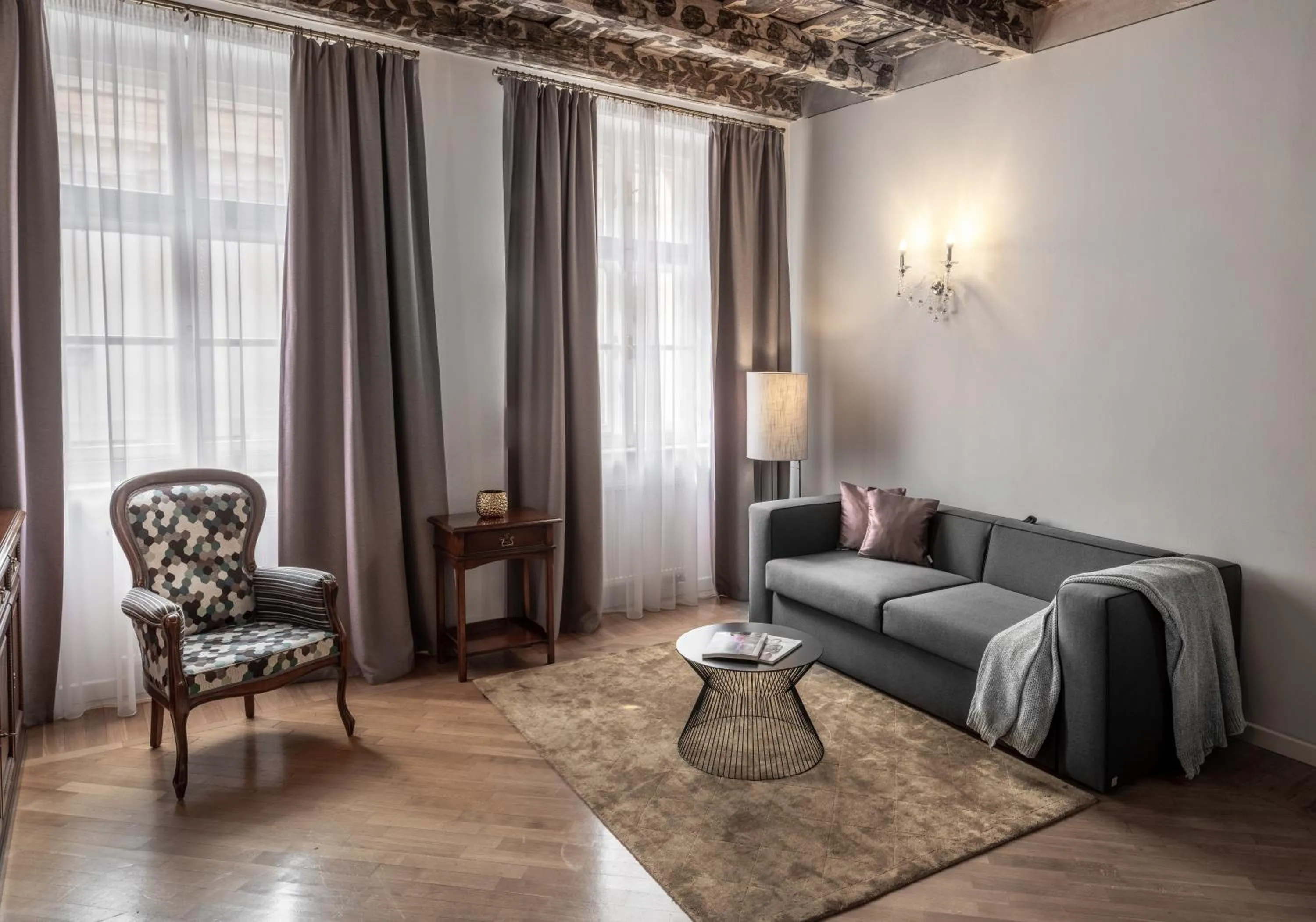 Living room in Chateau 9 Apartments by Adrez