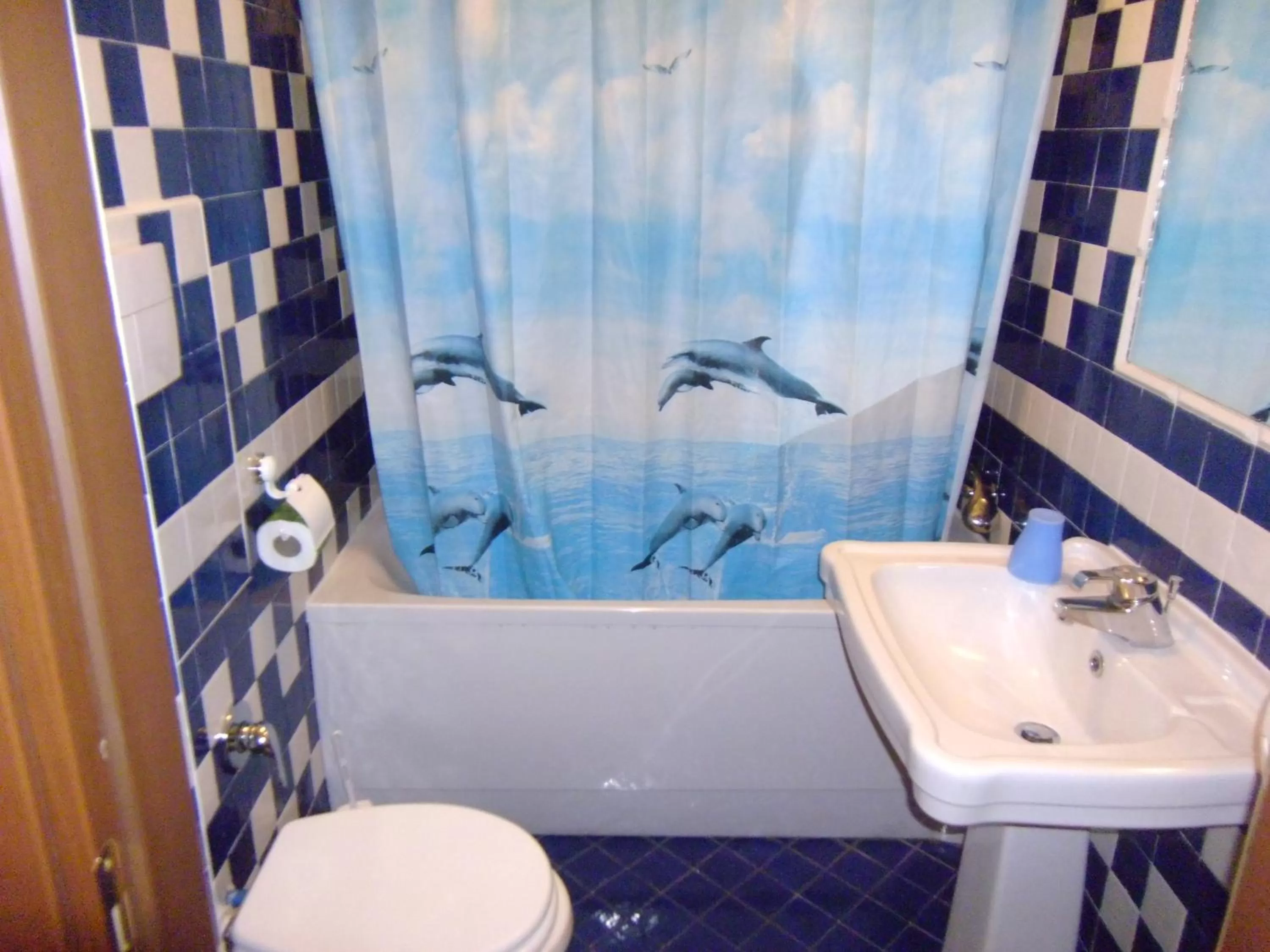 Toilet in Cambridge Hotel