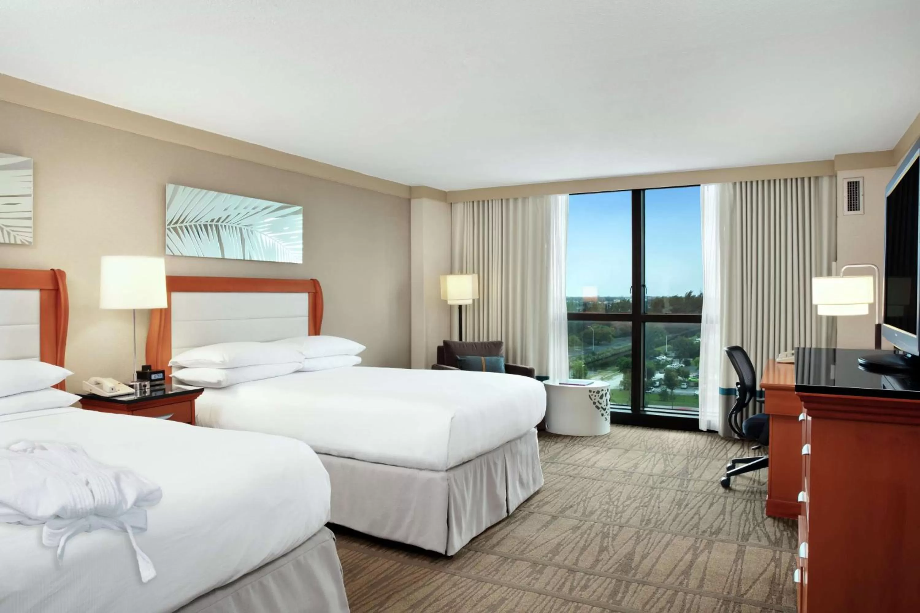 Bedroom, Bed in DoubleTree by Hilton Hotel Miami Airport & Convention Center