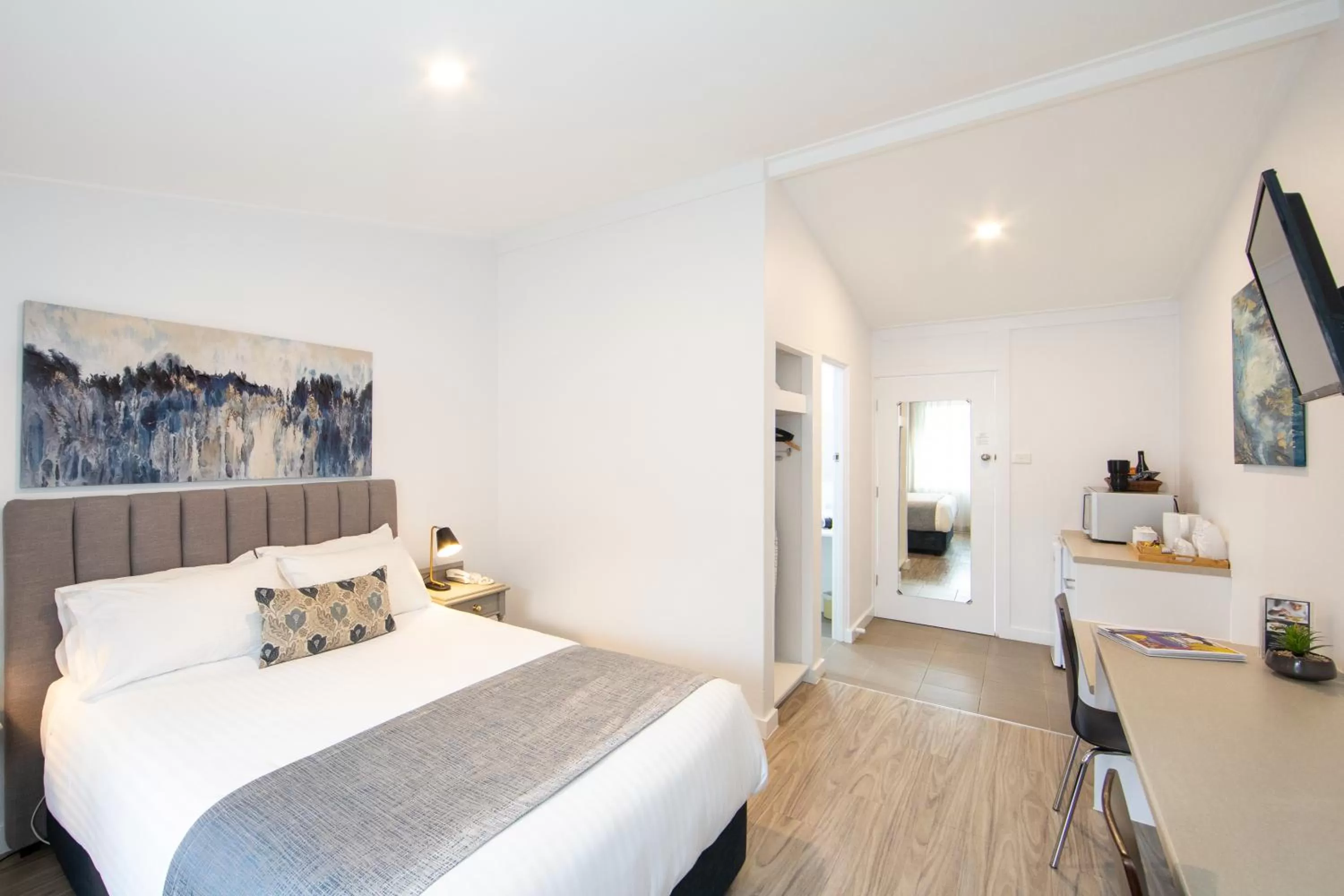 Photo of the whole room, Bed in New England Motor Lodge