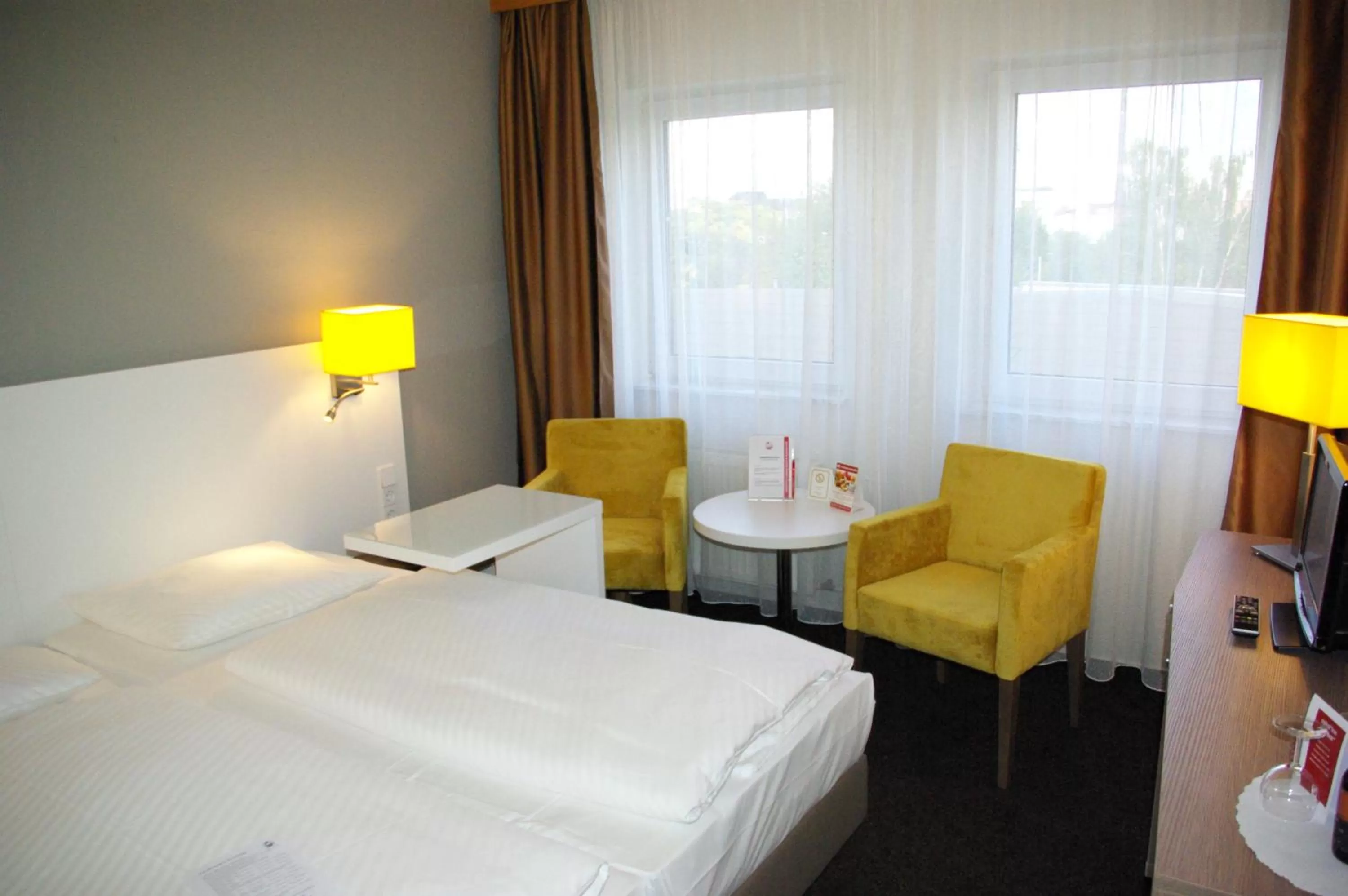 Photo of the whole room, Bed in astral'Inn Leipzig Hotel & Restaurant