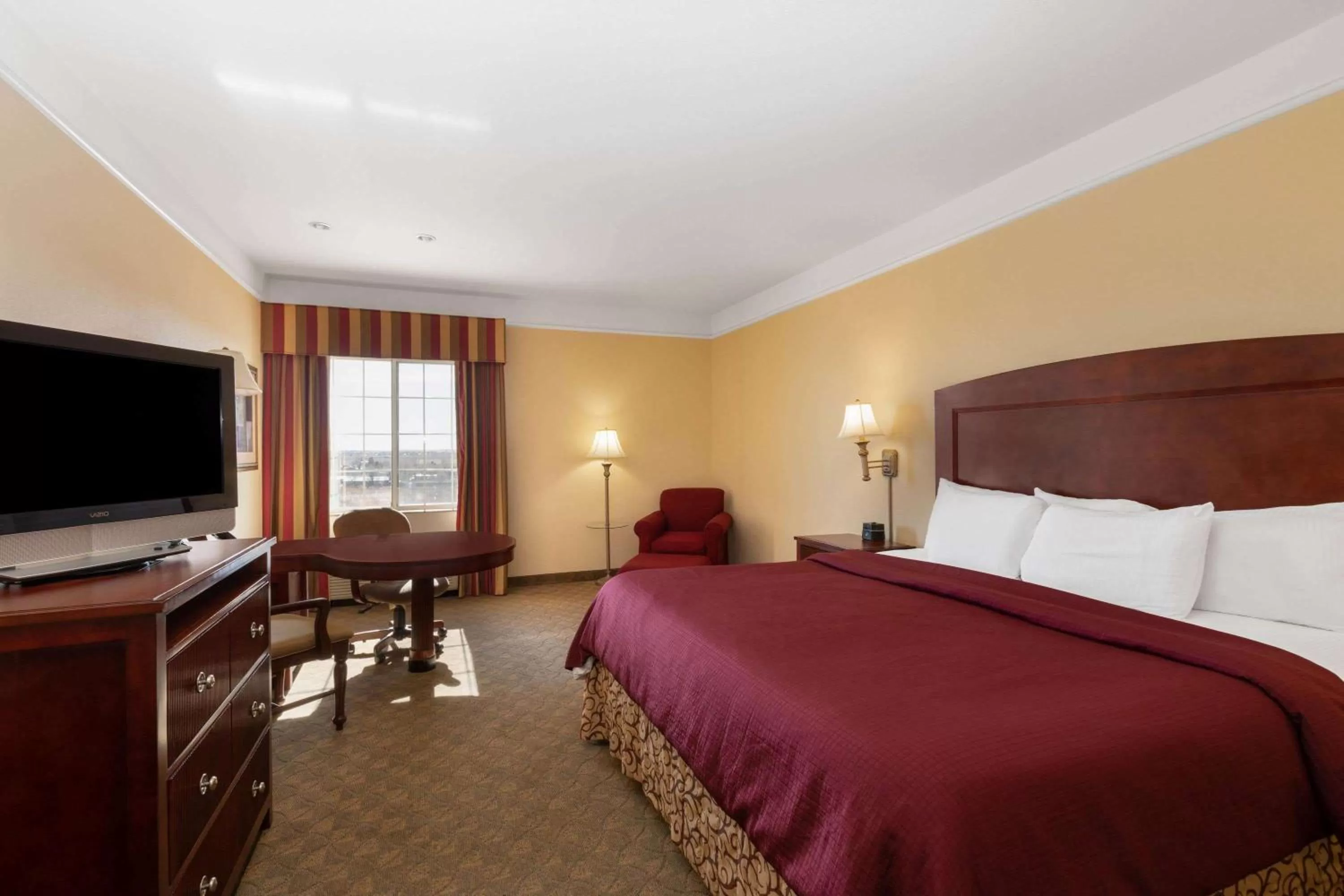 King Room with Bath Tub - Mobility Accessible/Non-Smoking in La Quinta by Wyndham Dodge City