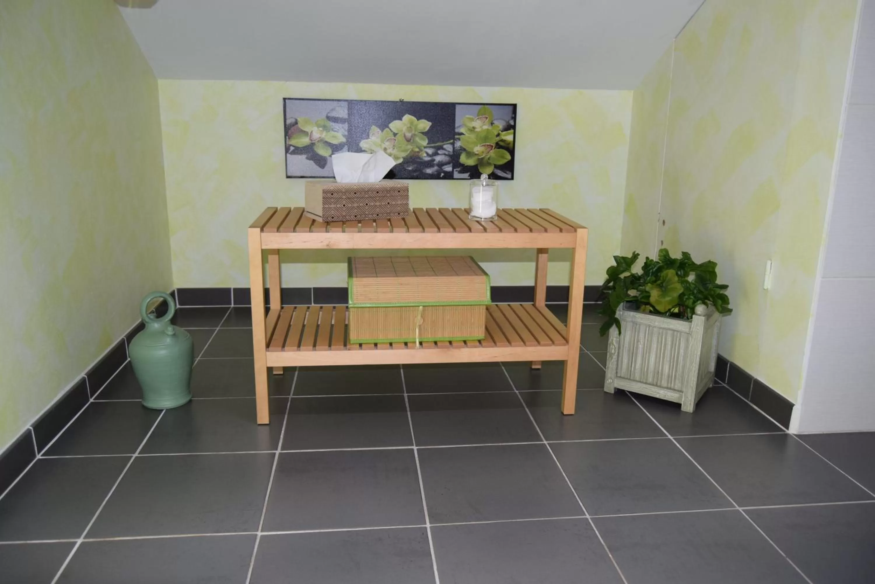 Decorative detail, Bed in Le Nid de l'Ecureuil