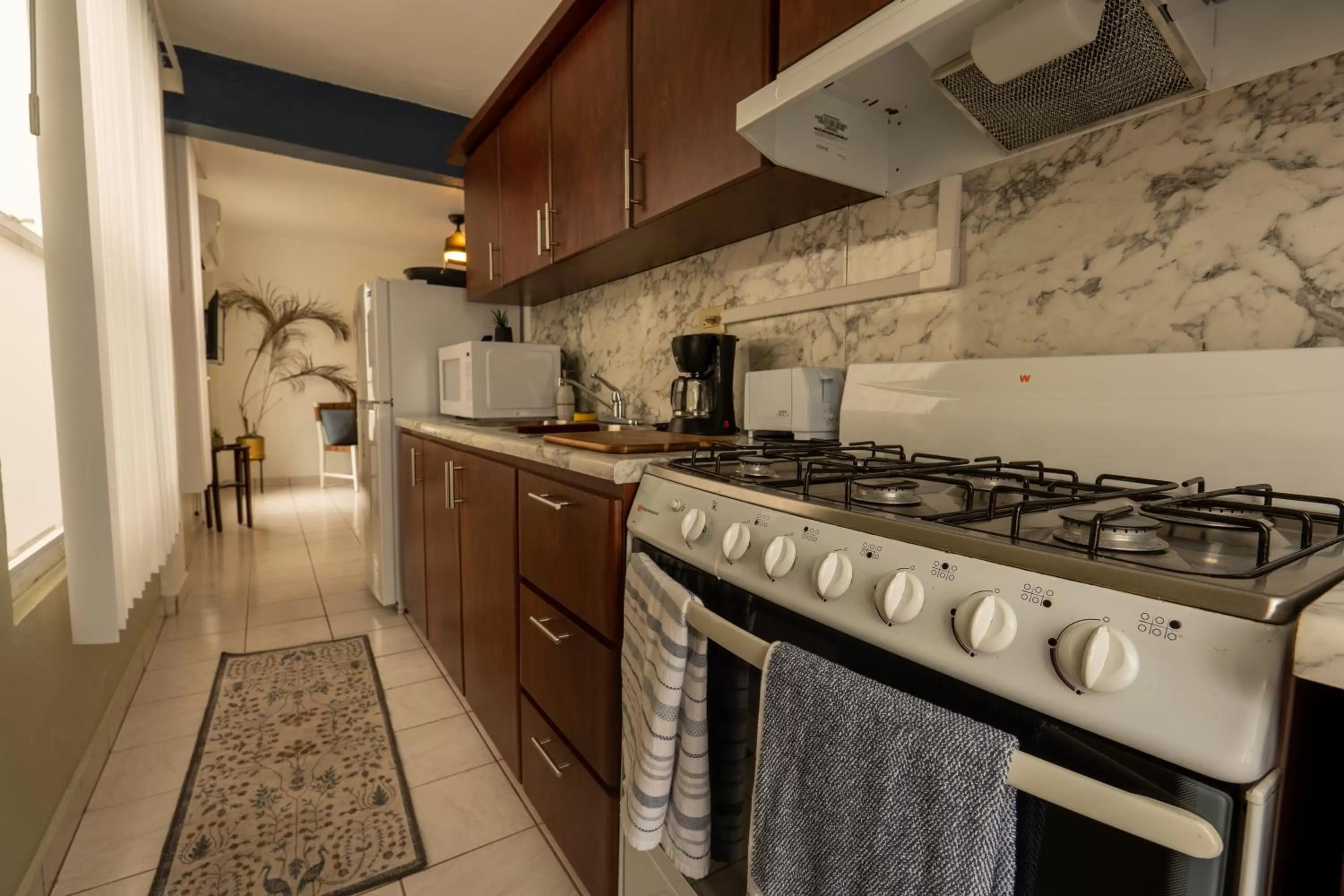 Kitchen/Kitchenette in El Flamingo Beach Club