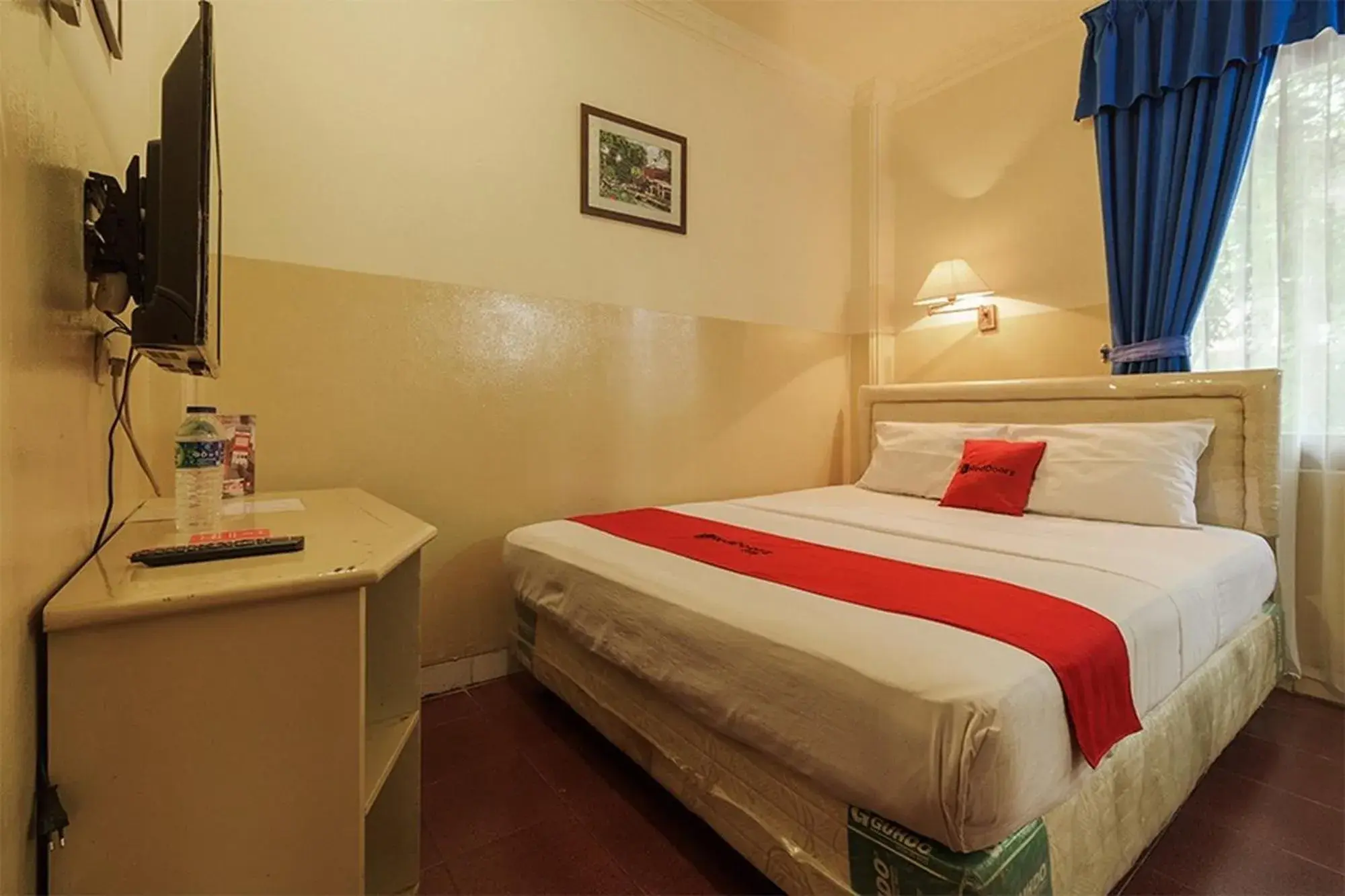 Double Room in RedDoorz @ Jalan Jaksa Double Room in RedDoorz @ Jalan Jaksa
