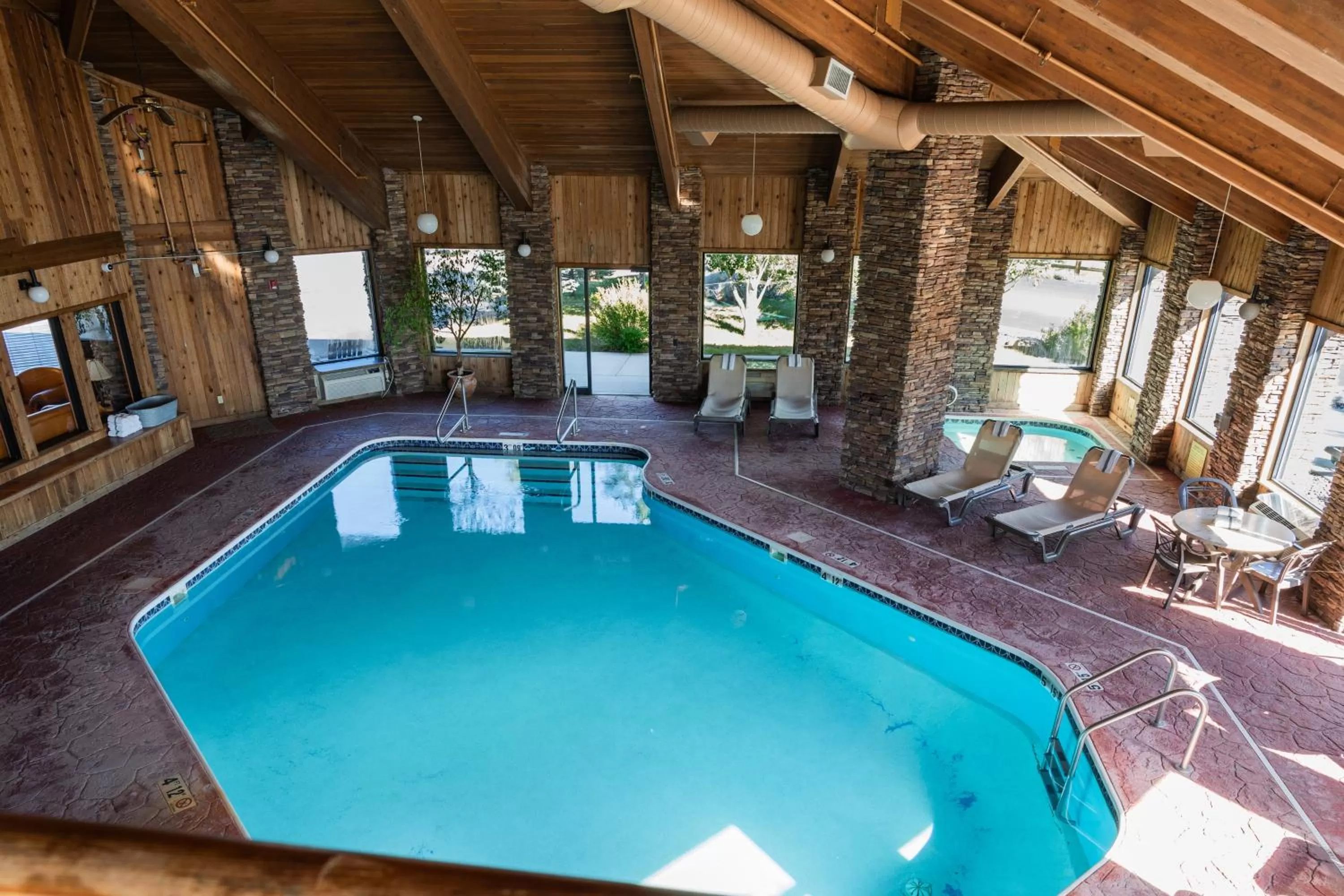 Swimming pool in Pinedale Hotel & Suites