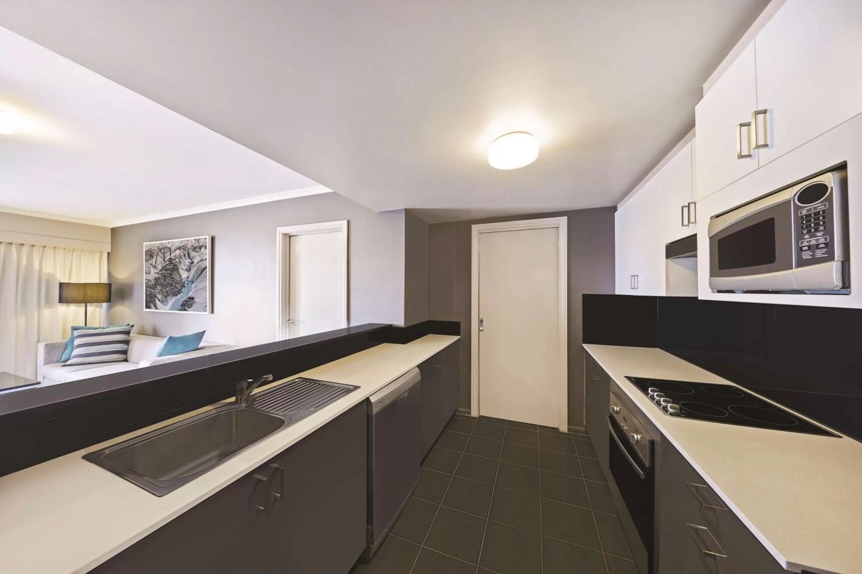 Kitchen or kitchenette in Adina Apartment Hotel Sydney Surry Hills