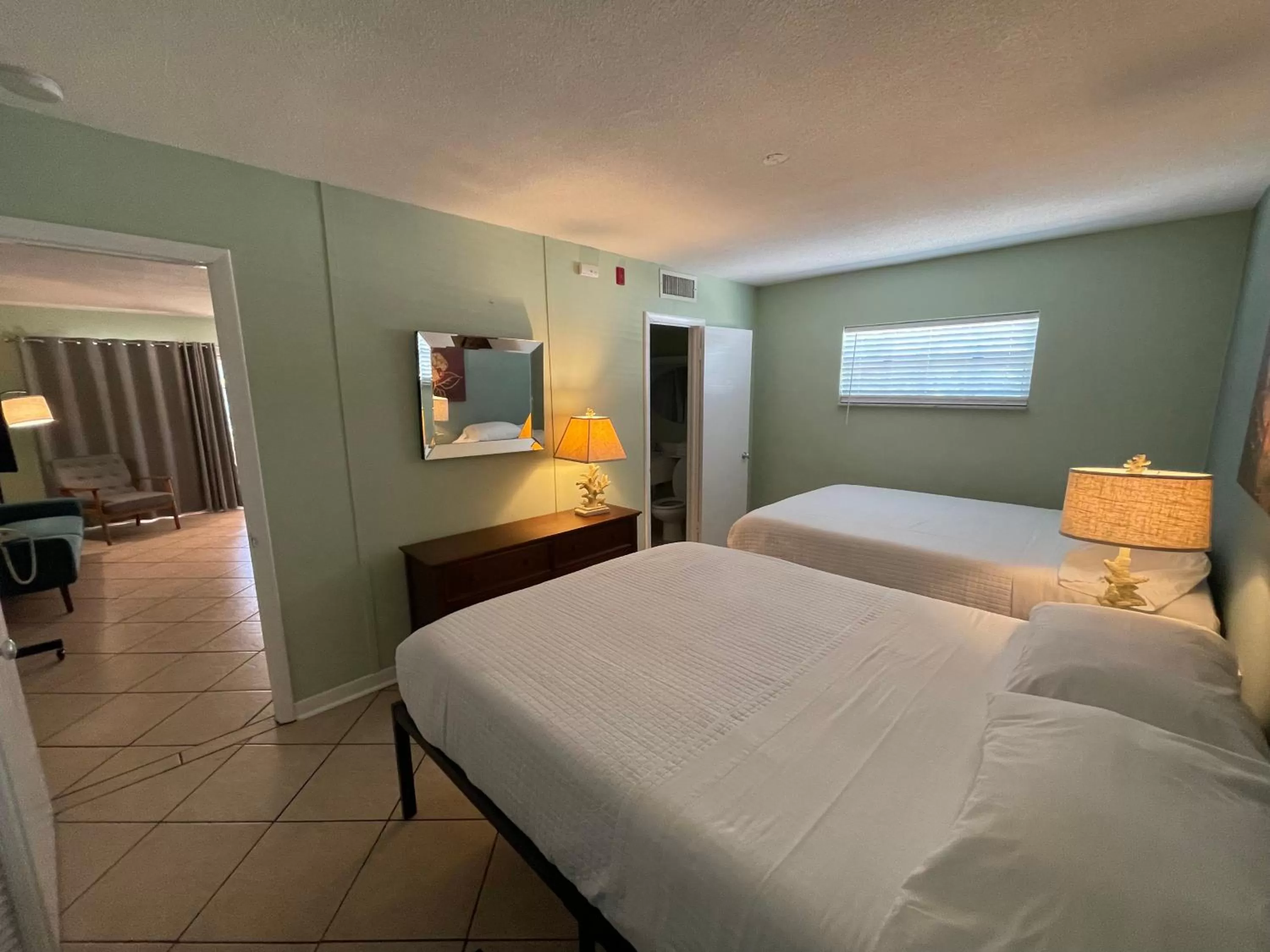 Bed in Breezy Palms Resort