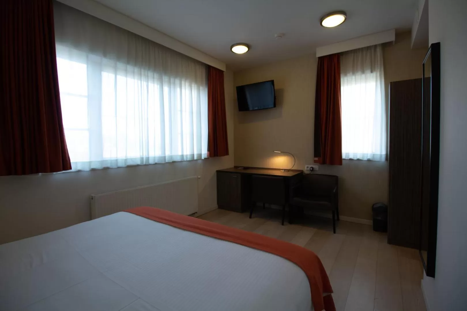 Photo of the whole room, Bed in Hotel Taormina Brussels Airport