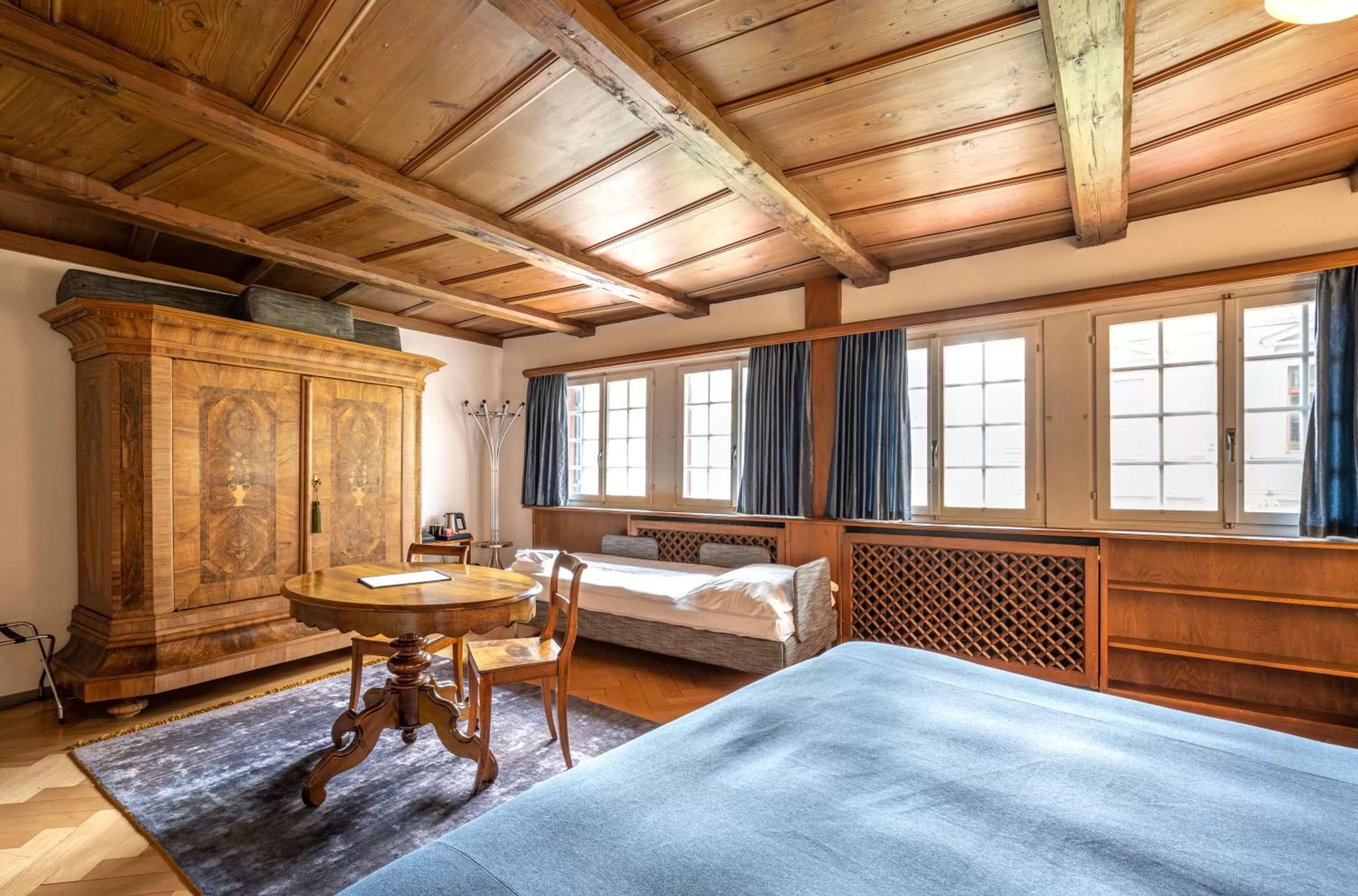 Staff, Bed in Hotel Rebstock