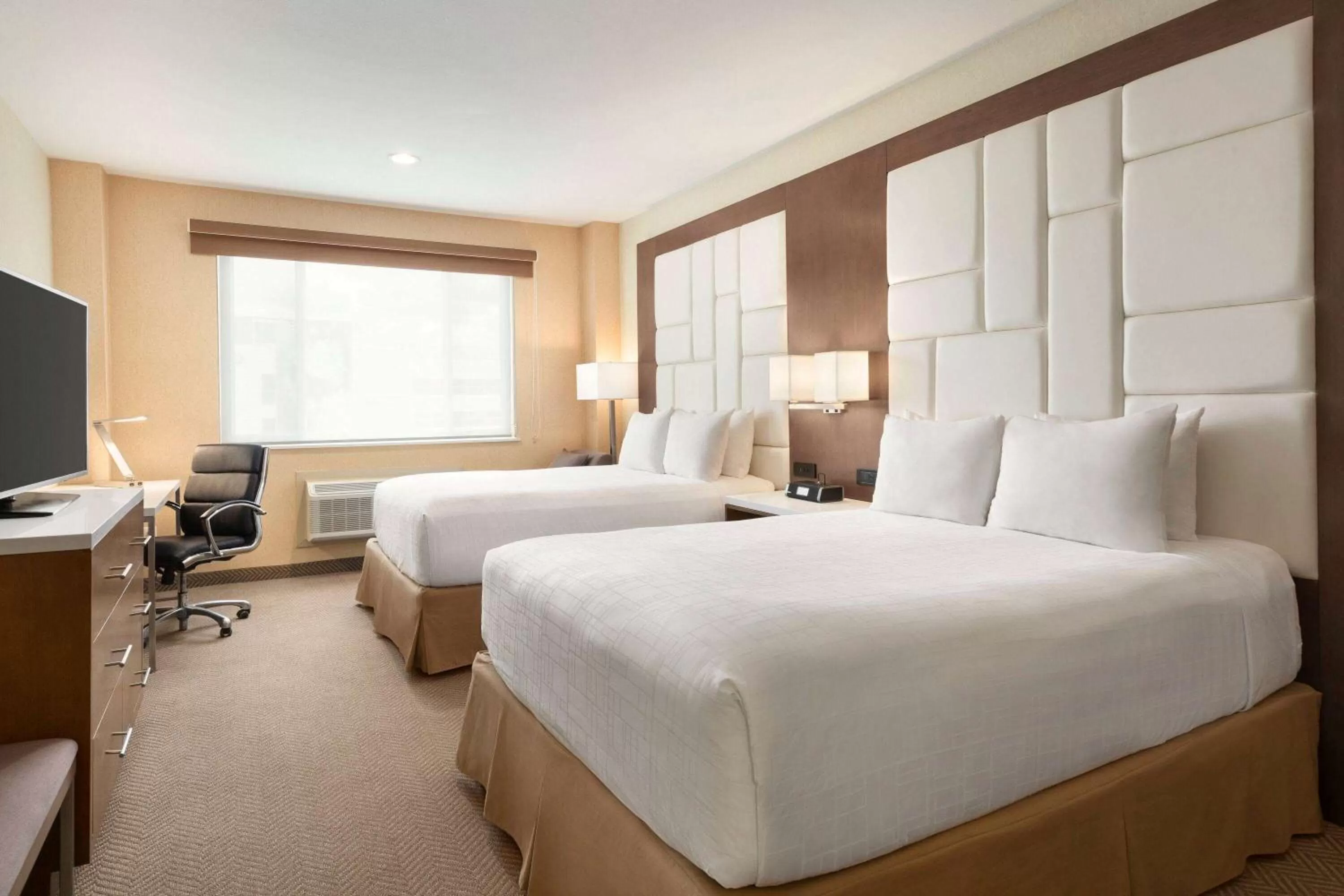 Photo of the whole room, Bed in Wyndham Anaheim